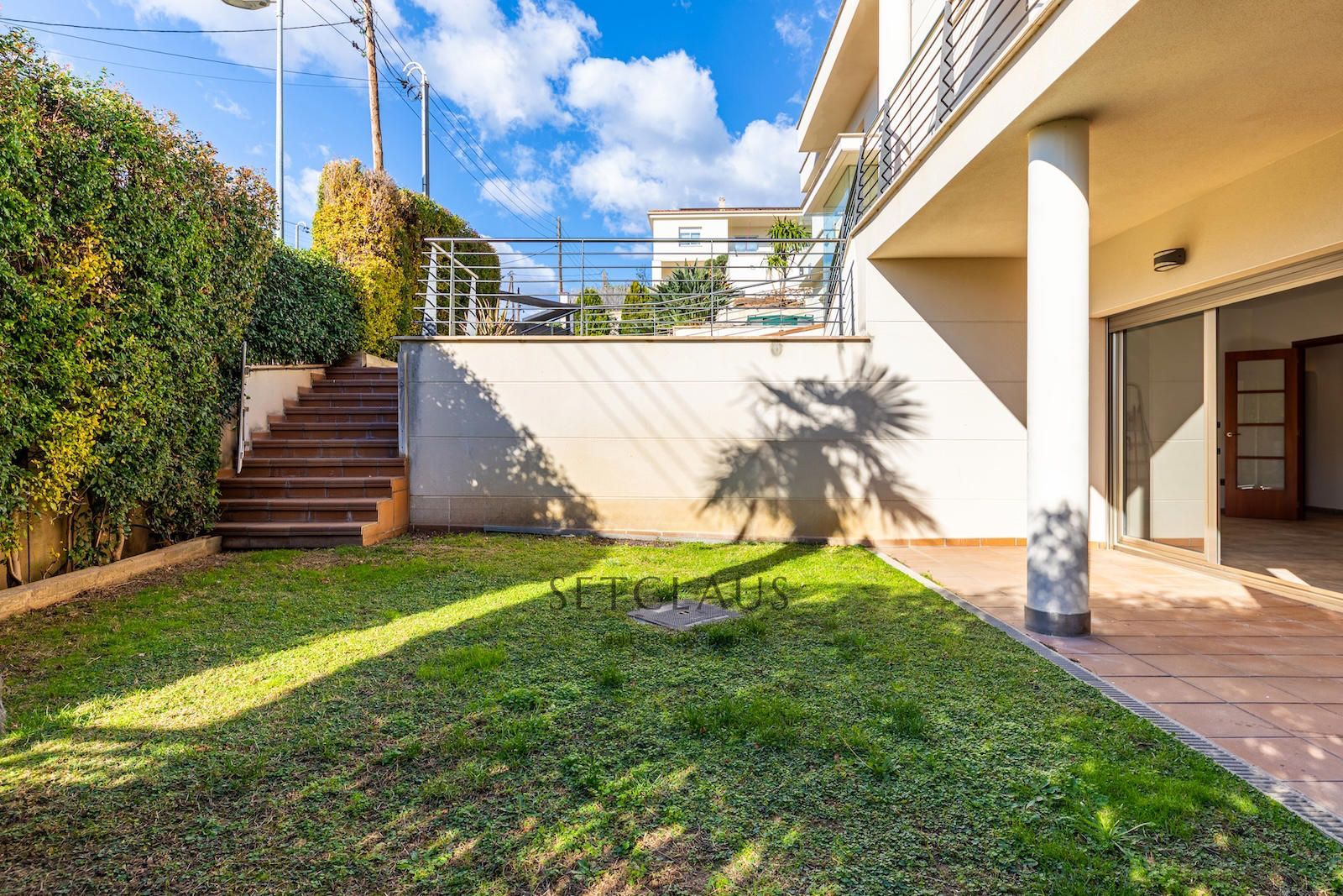 Comprar Chalet independiente con macrosuite, apartamento completo y piscina interior climatizada en Alella centre. foto 59