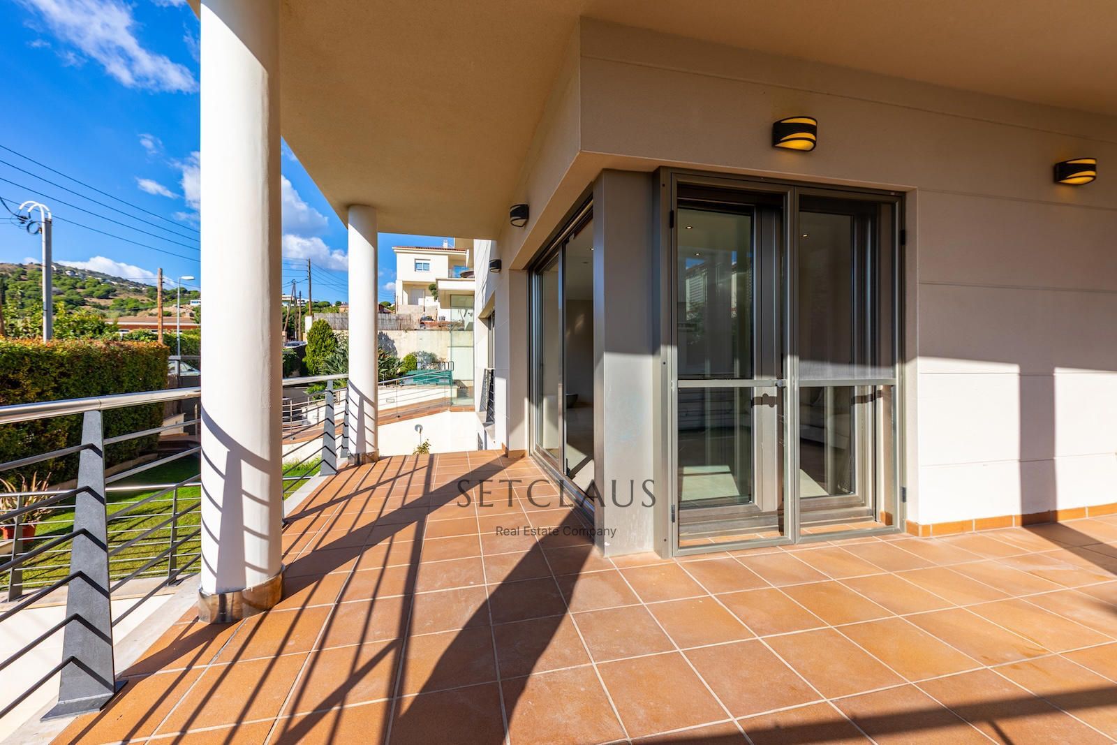 Comprar Chalet independiente con macrosuite, apartamento completo y piscina interior climatizada en Alella centre. foto 34