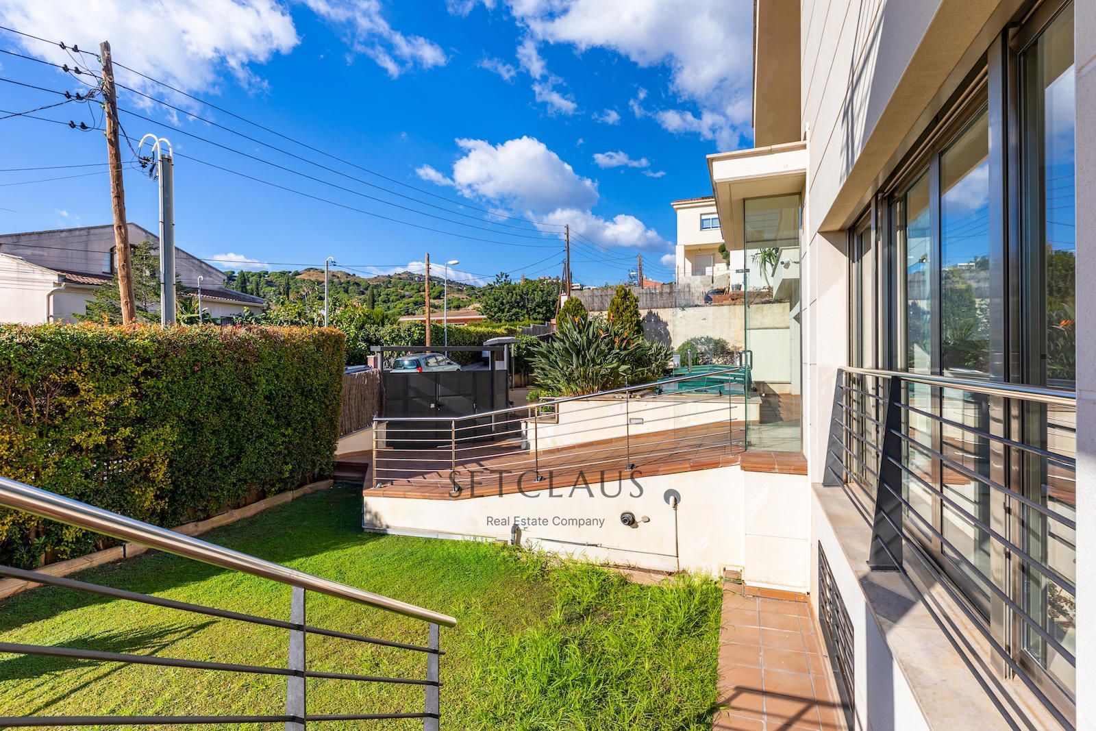 Comprar Chalet independiente con macrosuite, apartamento completo y piscina interior climatizada en Alella centre. foto 32