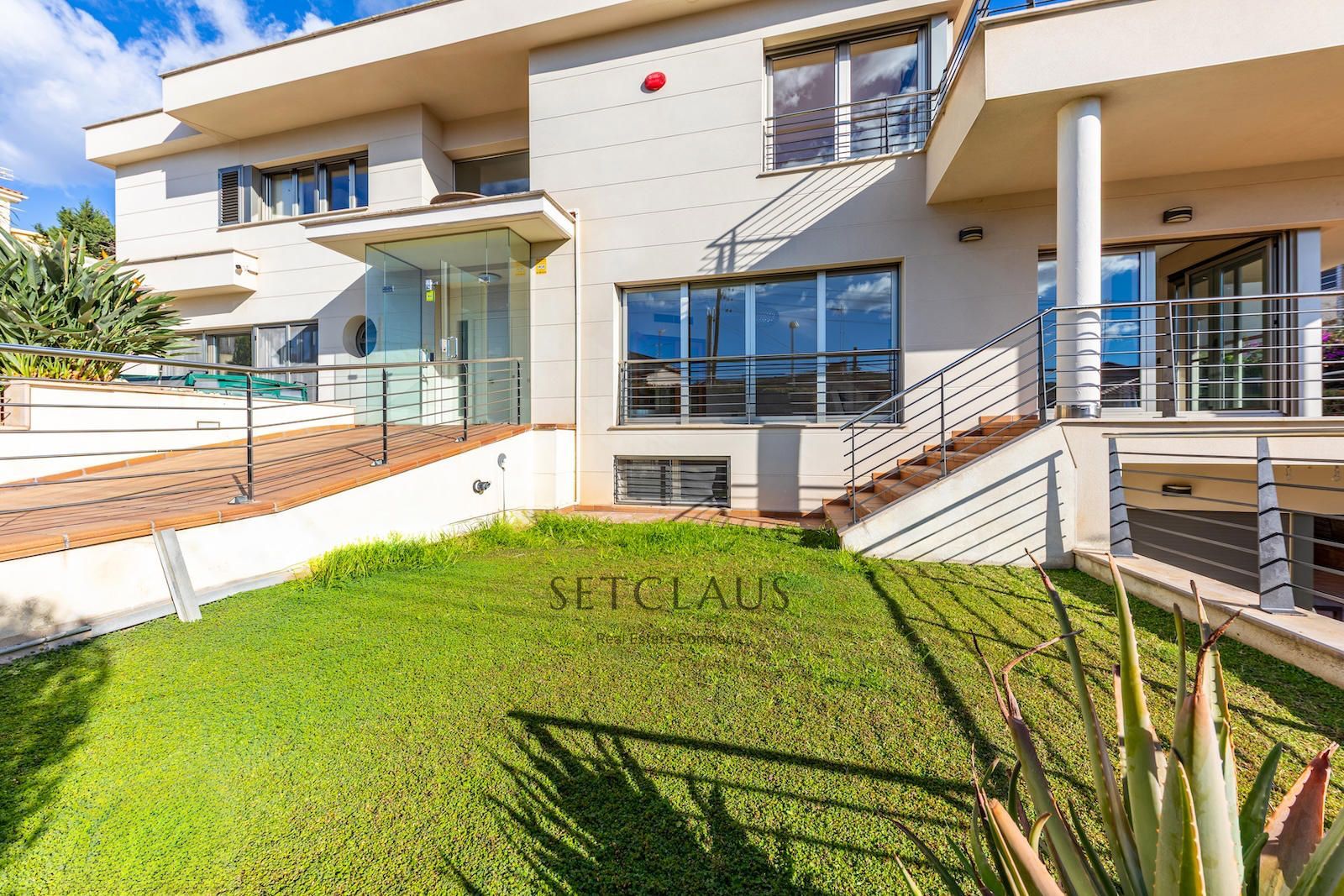 Comprar Chalet independiente con macrosuite, apartamento completo y piscina interior climatizada en Alella centre. foto 61