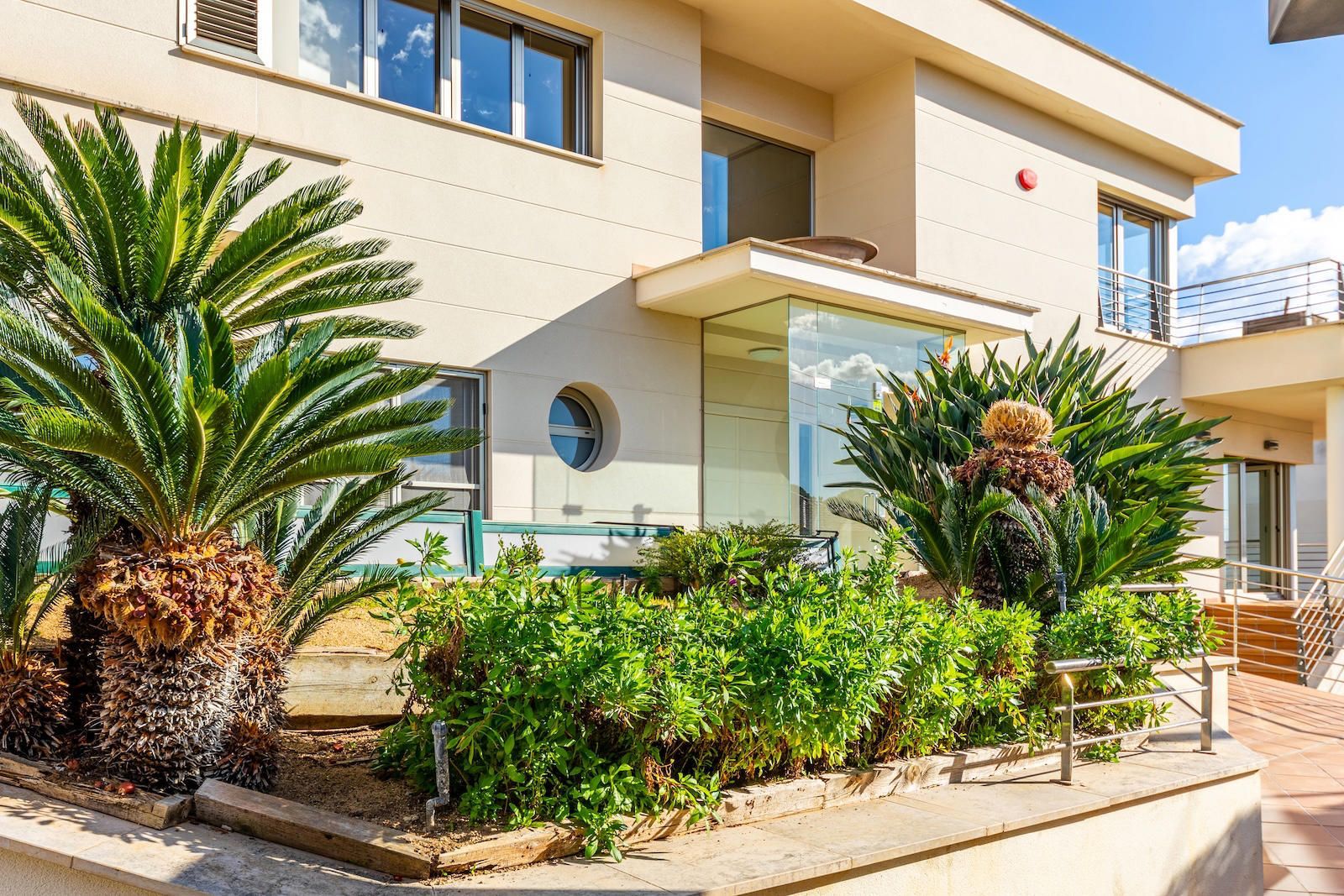 Comprar Chalet independiente con macrosuite, apartamento completo y piscina interior climatizada en Alella centre. foto 5