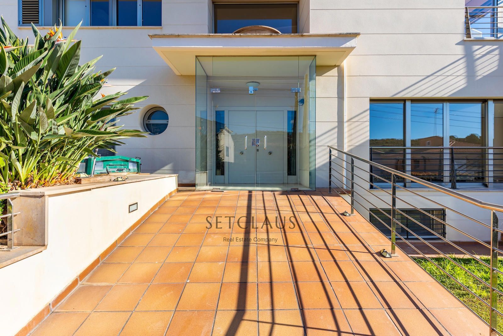 Comprar Chalet independiente con macrosuite, apartamento completo y piscina interior climatizada en Alella centre. foto 6