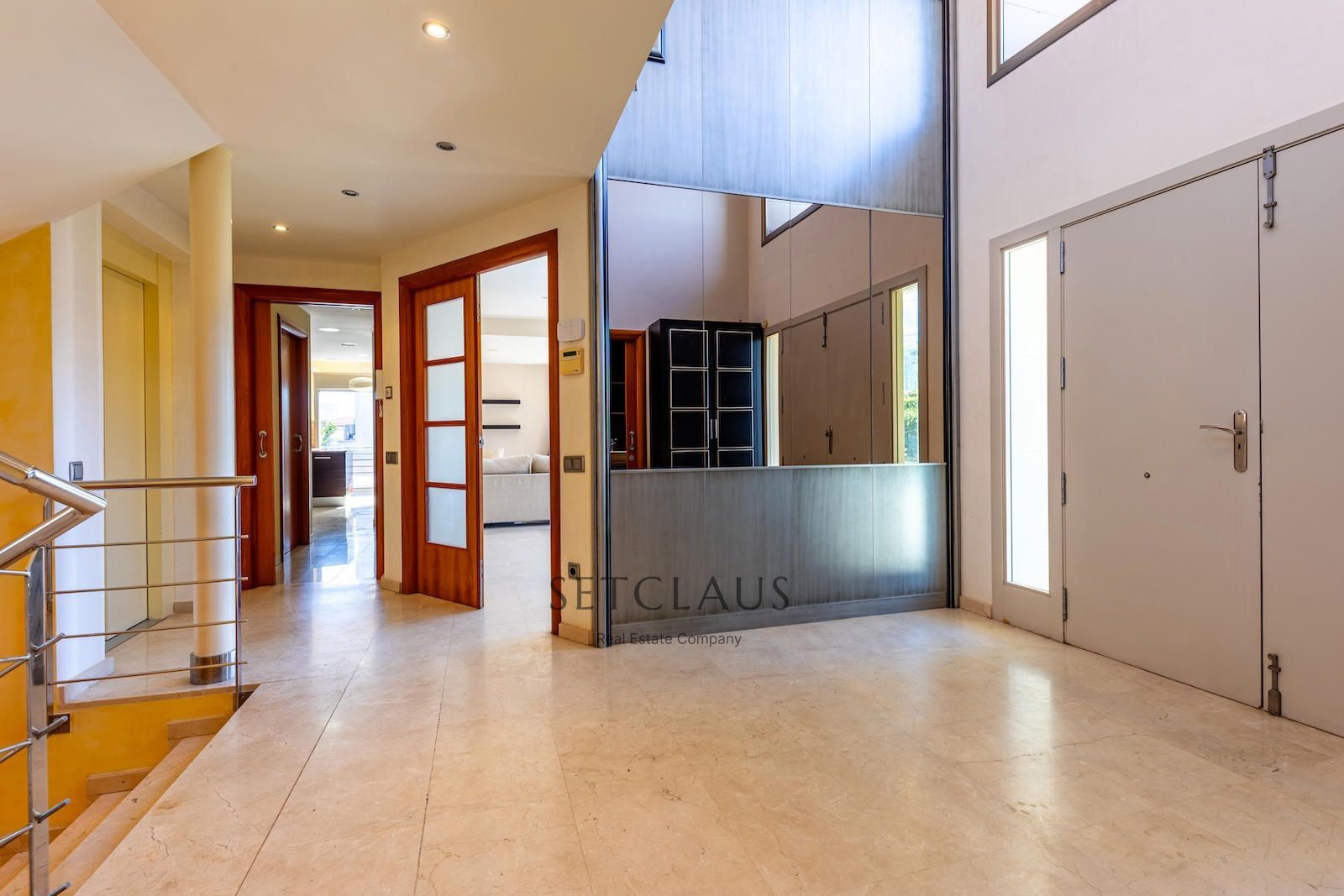 Comprar Chalet independiente con macrosuite, apartamento completo y piscina interior climatizada en Alella centre. foto 12