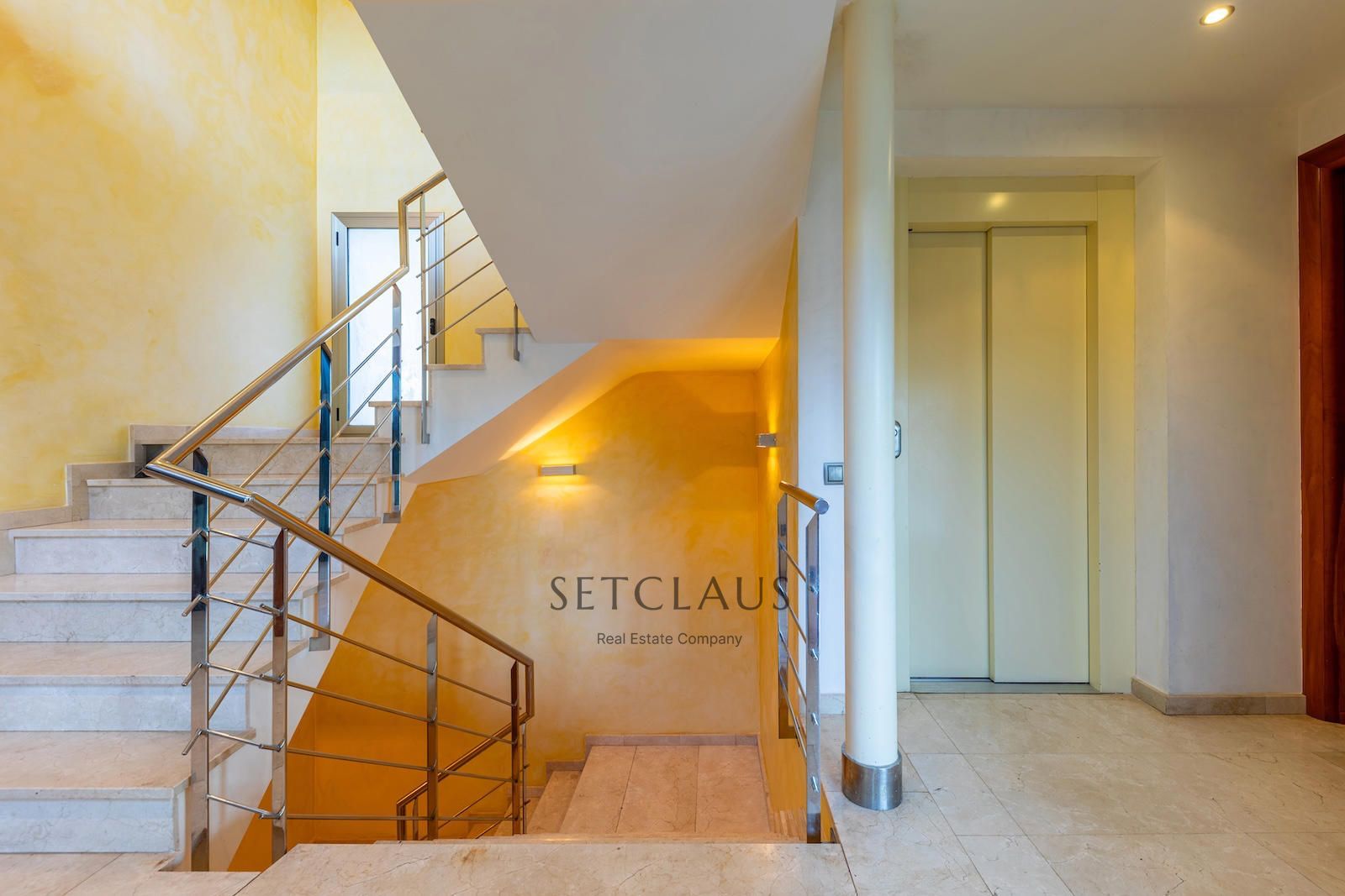 Comprar Chalet independiente con macrosuite, apartamento completo y piscina interior climatizada en Alella centre. foto 10