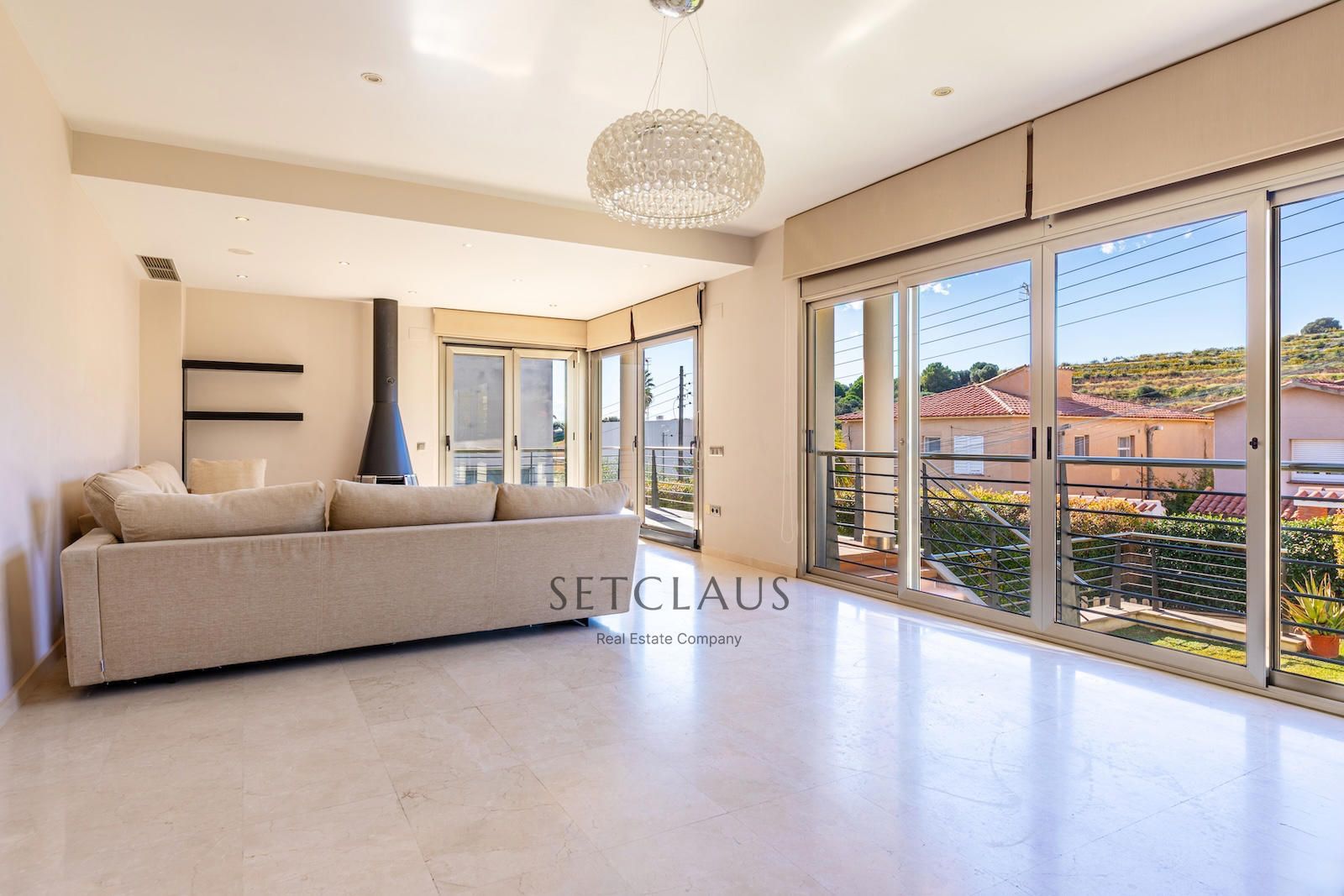 Comprar Chalet independiente con macrosuite, apartamento completo y piscina interior climatizada en Alella centre. foto 8