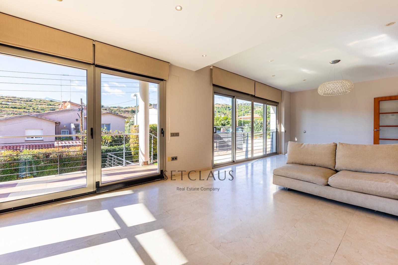 Comprar Chalet independiente con macrosuite, apartamento completo y piscina interior climatizada en Alella centre. foto 15