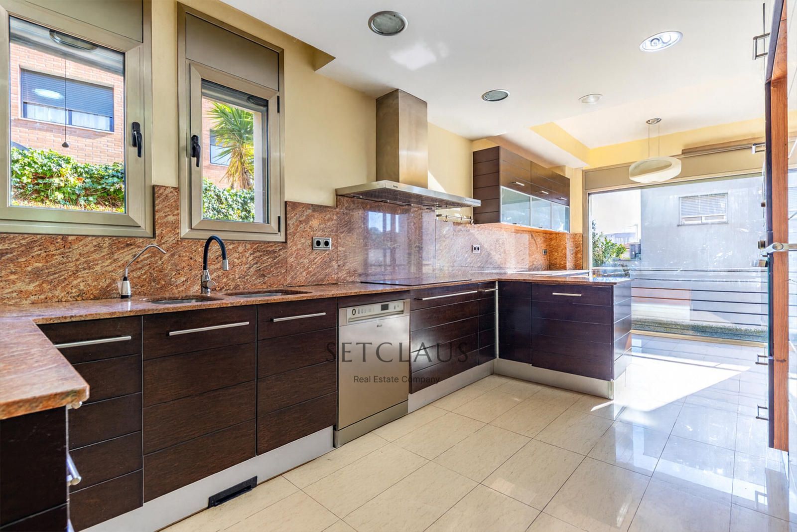 Comprar Chalet independiente con macrosuite, apartamento completo y piscina interior climatizada en Alella centre. foto 16