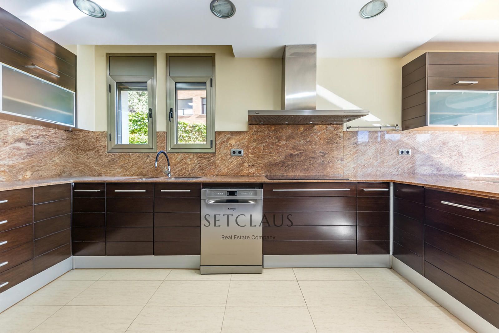 Comprar Chalet independiente con macrosuite, apartamento completo y piscina interior climatizada en Alella centre. foto 17