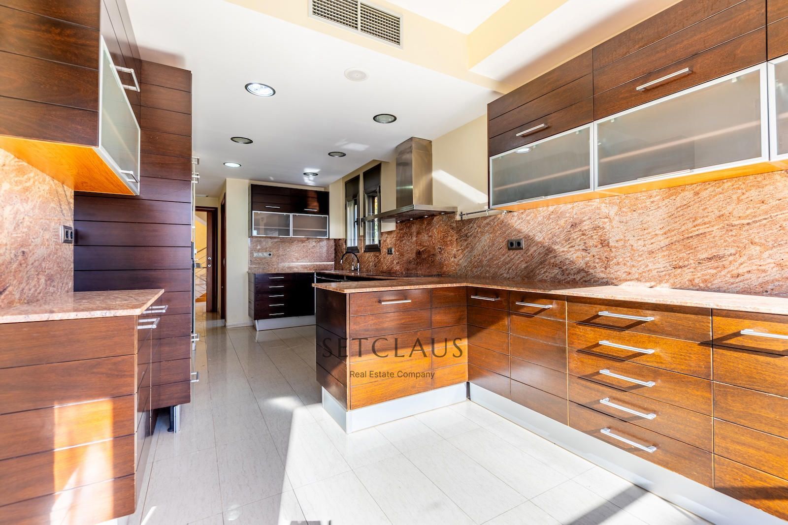 Comprar Chalet independiente con macrosuite, apartamento completo y piscina interior climatizada en Alella centre. foto 18