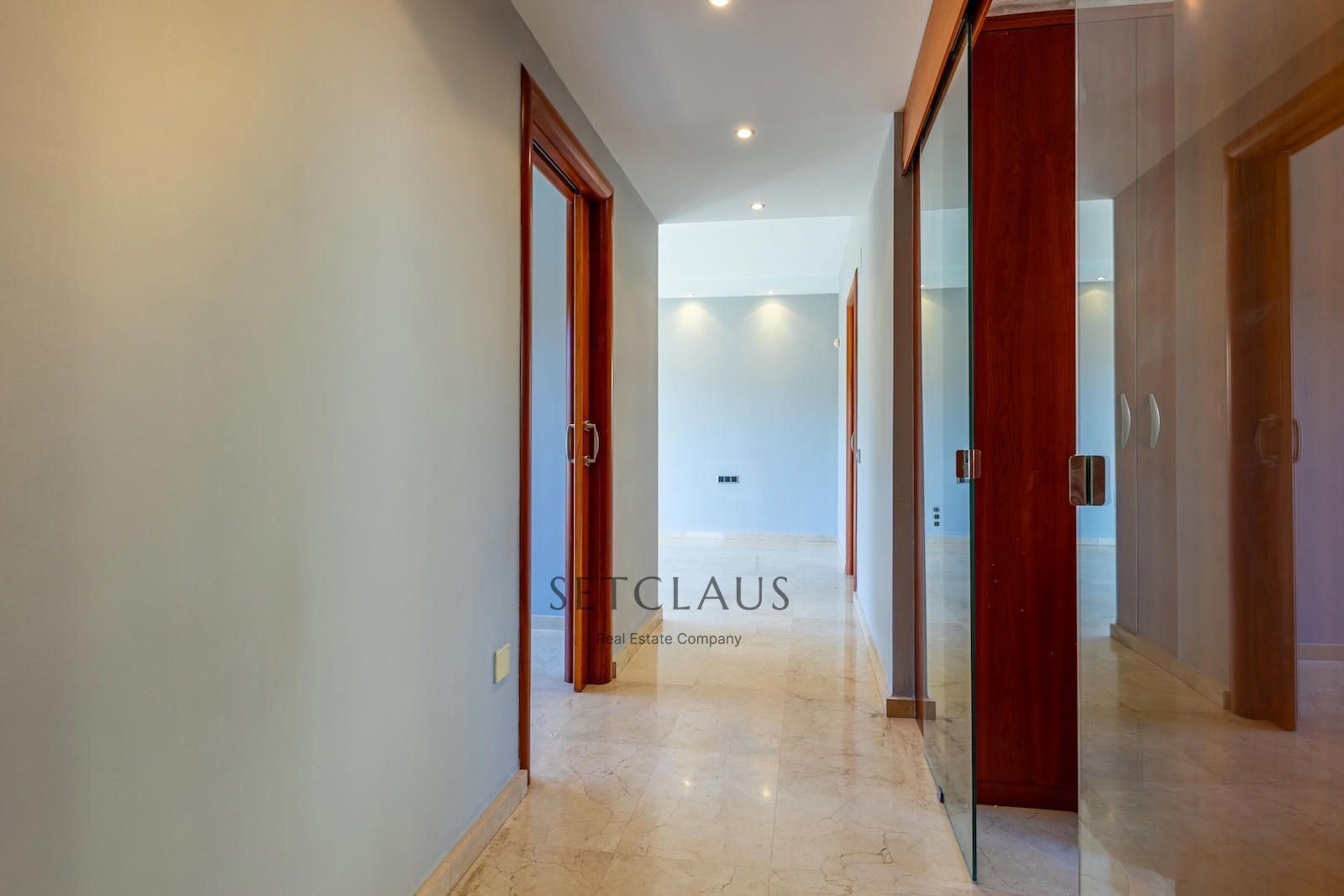 Comprar Chalet independiente con macrosuite, apartamento completo y piscina interior climatizada en Alella centre. foto 28