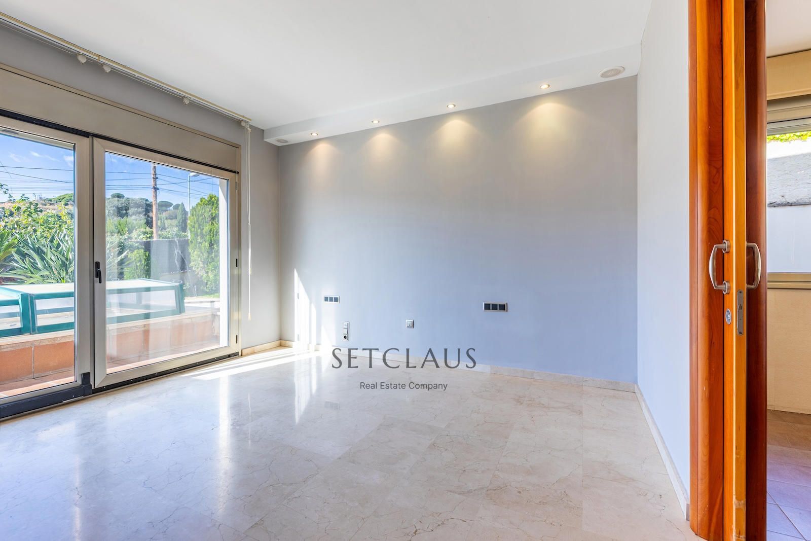 Comprar Chalet independiente con macrosuite, apartamento completo y piscina interior climatizada en Alella centre. foto 21