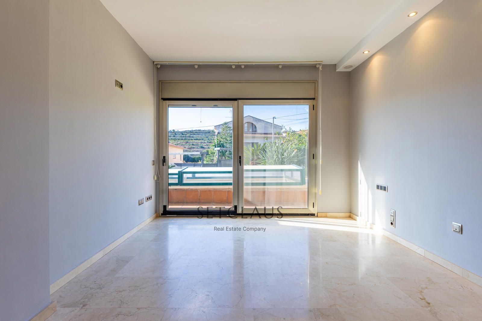 Comprar Chalet independiente con macrosuite, apartamento completo y piscina interior climatizada en Alella centre. foto 23