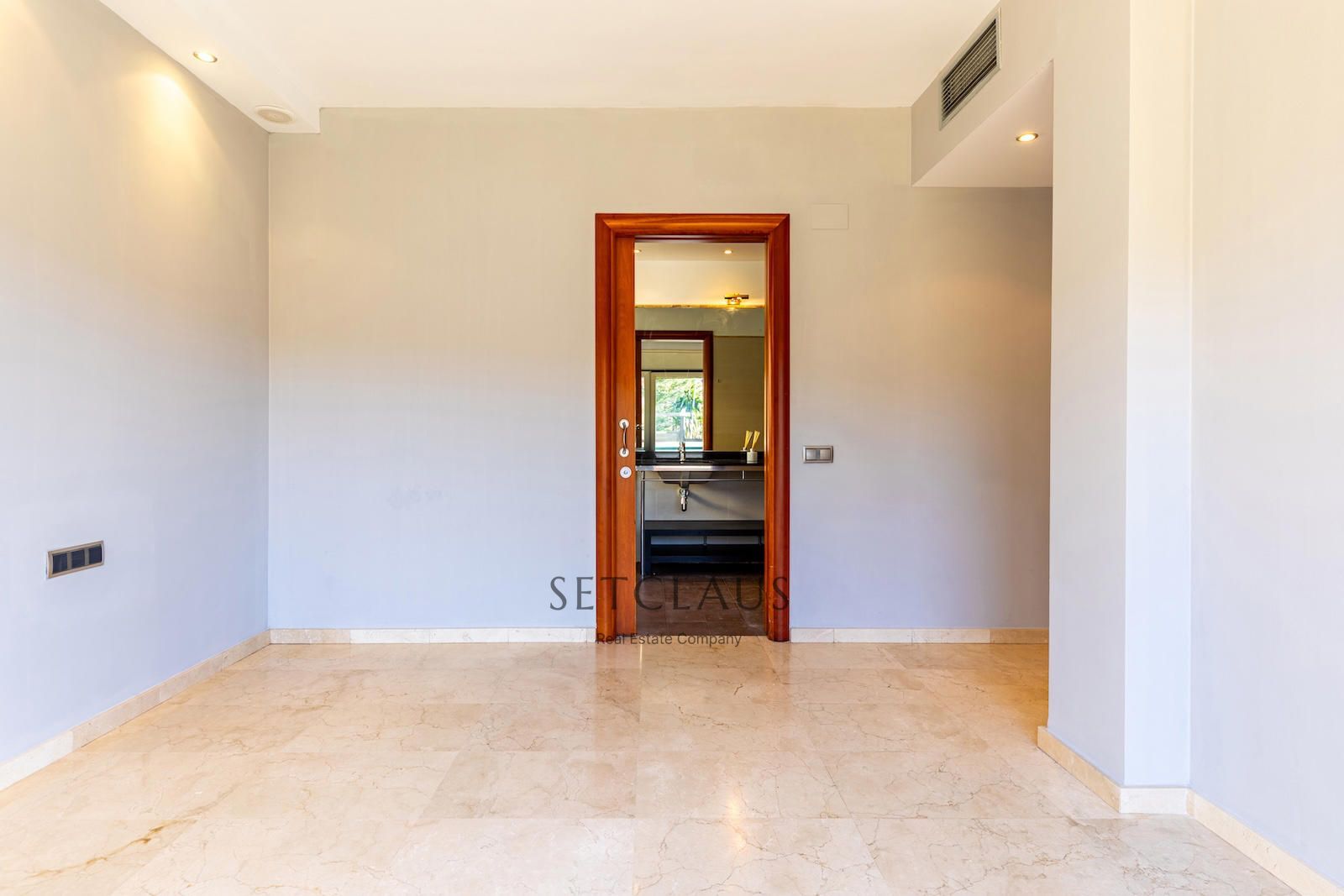 Comprar Chalet independiente con macrosuite, apartamento completo y piscina interior climatizada en Alella centre. foto 24