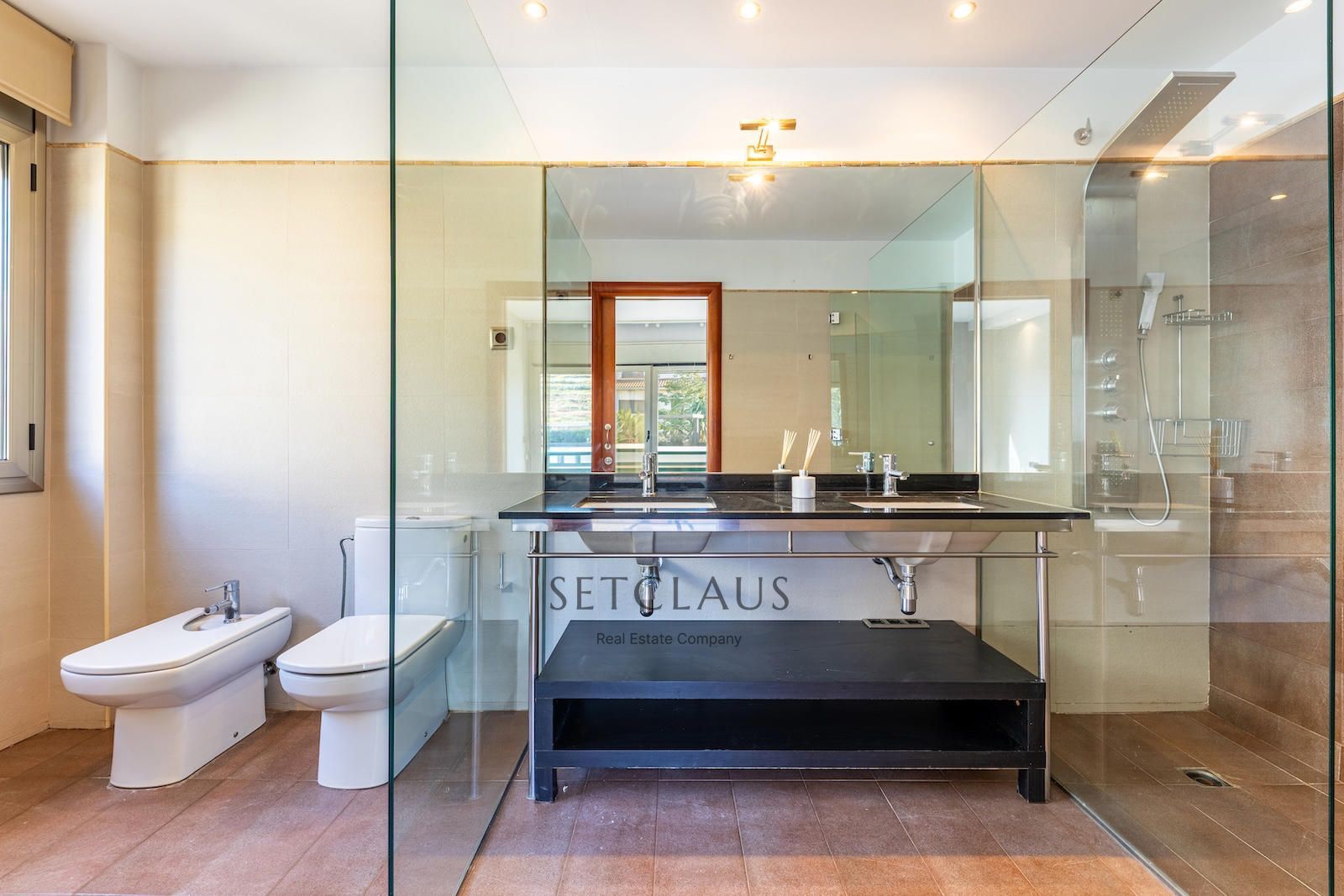 Comprar Chalet independiente con macrosuite, apartamento completo y piscina interior climatizada en Alella centre. foto 25