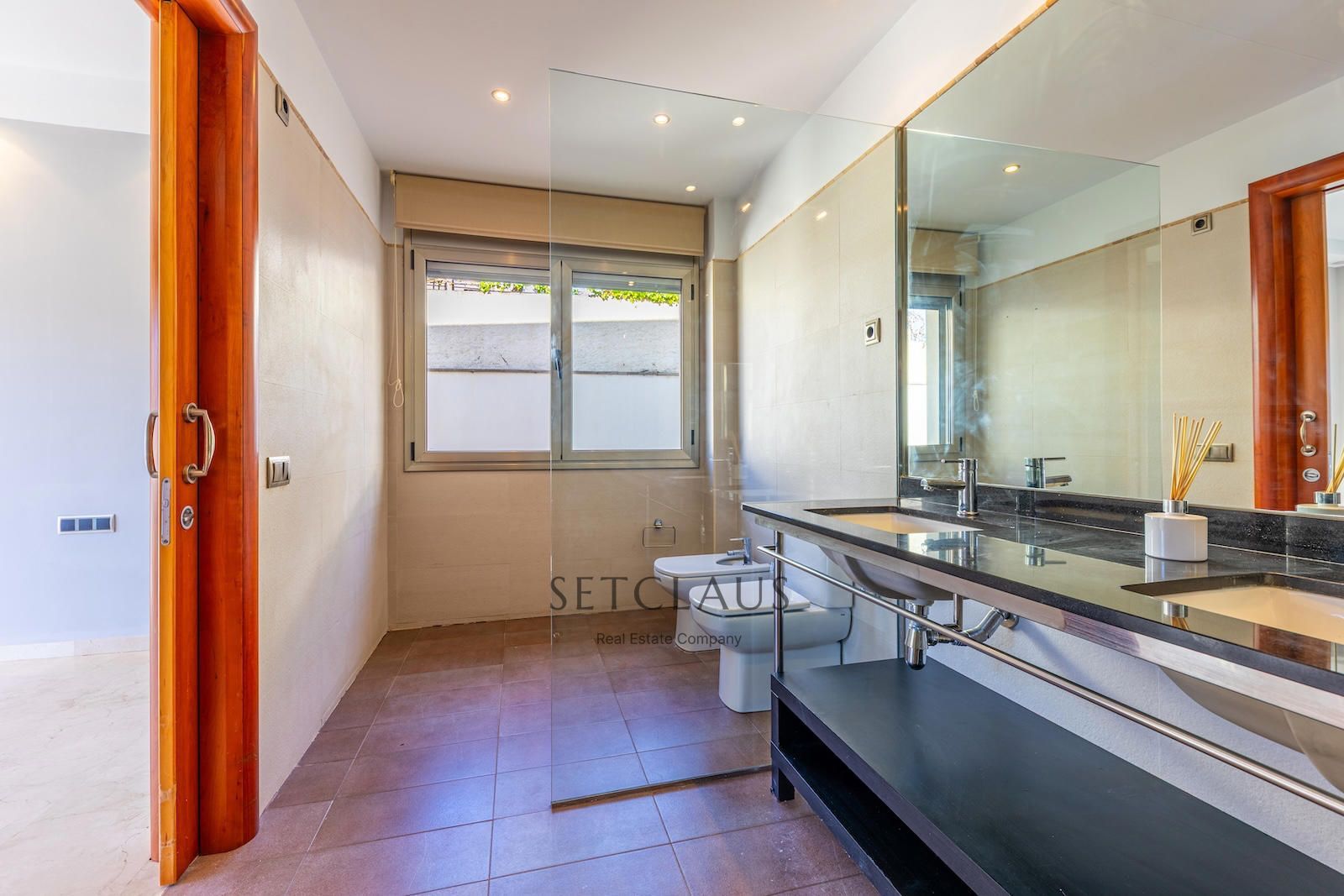 Comprar Chalet independiente con macrosuite, apartamento completo y piscina interior climatizada en Alella centre. foto 26