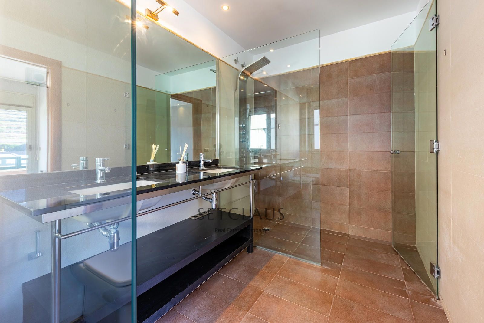 Comprar Chalet independiente con macrosuite, apartamento completo y piscina interior climatizada en Alella centre. foto 27