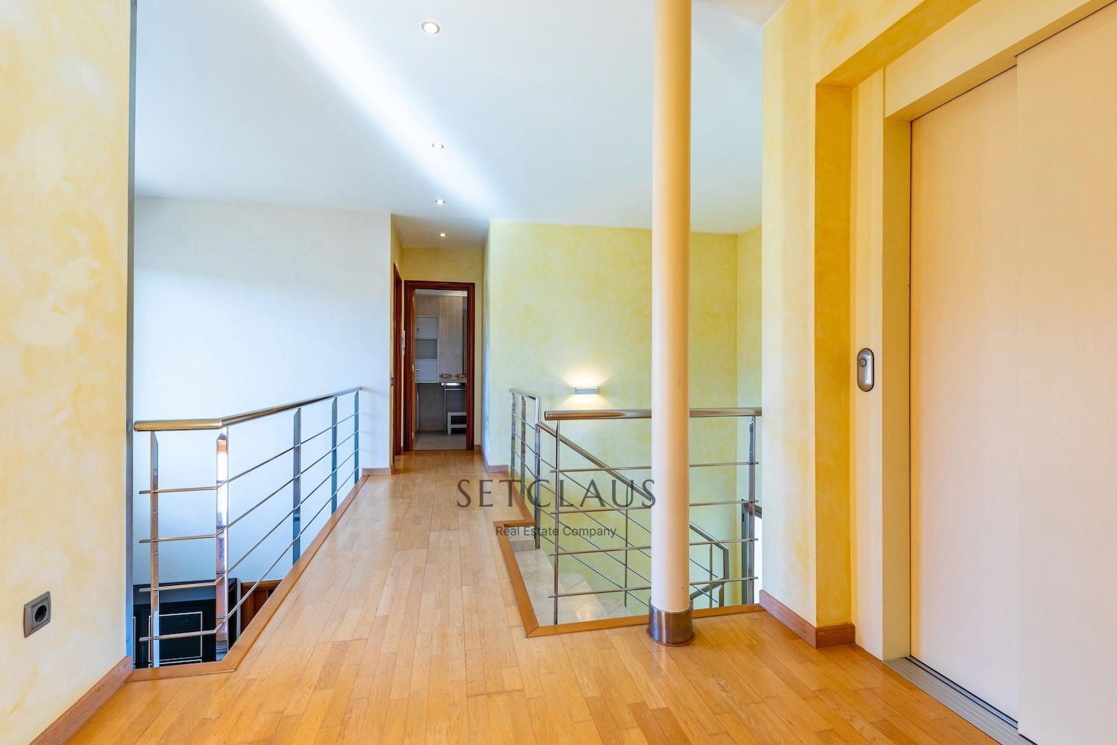 Comprar Chalet independiente con macrosuite, apartamento completo y piscina interior climatizada en Alella centre. foto 36