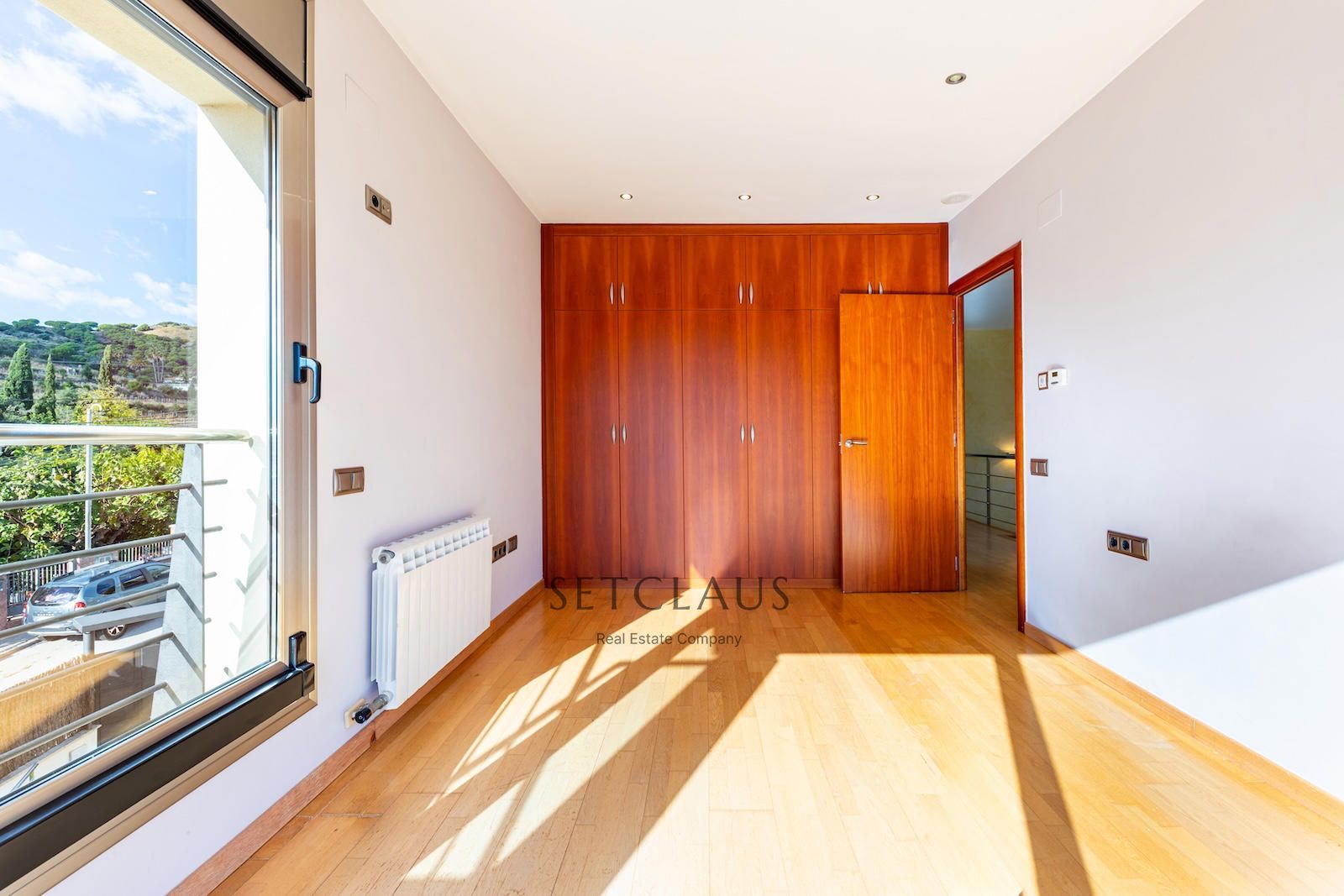 Comprar Chalet independiente con macrosuite, apartamento completo y piscina interior climatizada en Alella centre. foto 41