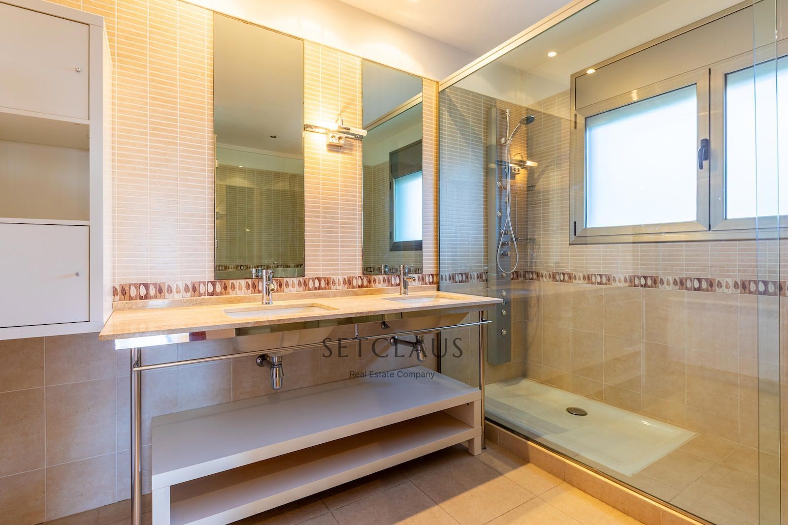 Comprar Chalet independiente con macrosuite, apartamento completo y piscina interior climatizada en Alella centre. foto 65