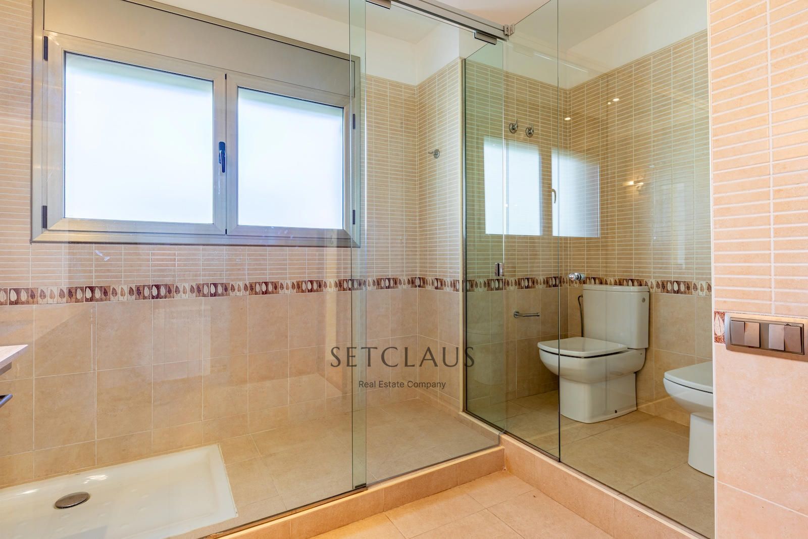 Comprar Chalet independiente con macrosuite, apartamento completo y piscina interior climatizada en Alella centre. foto 64