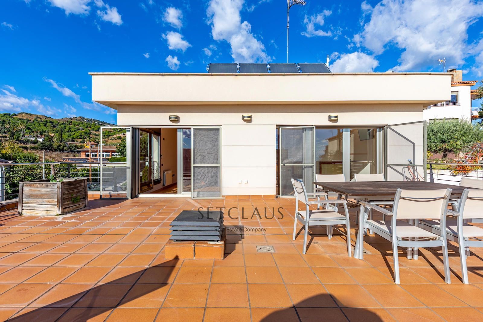 Comprar Chalet independiente con macrosuite, apartamento completo y piscina interior climatizada en Alella centre. foto 42