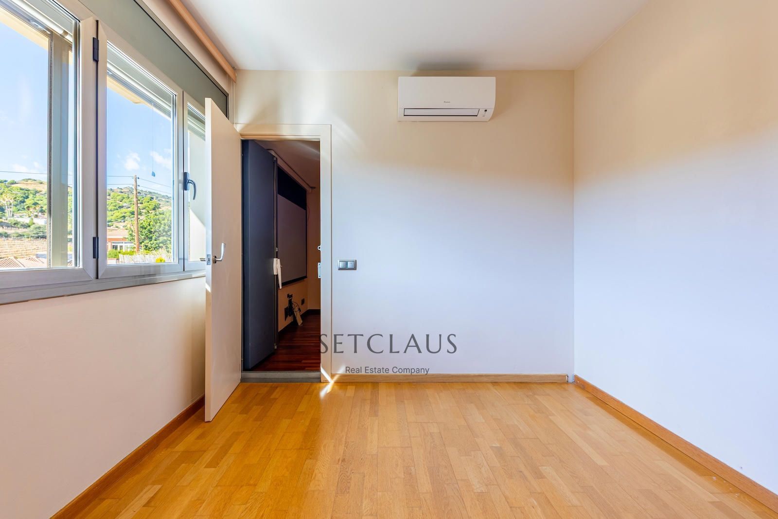 Comprar Chalet independiente con macrosuite, apartamento completo y piscina interior climatizada en Alella centre. foto 47