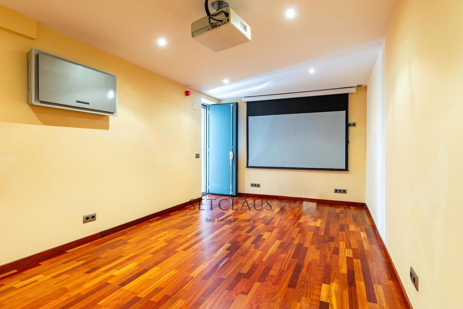 Comprar Chalet independiente con macrosuite, apartamento completo y piscina interior climatizada en Alella centre. foto 48