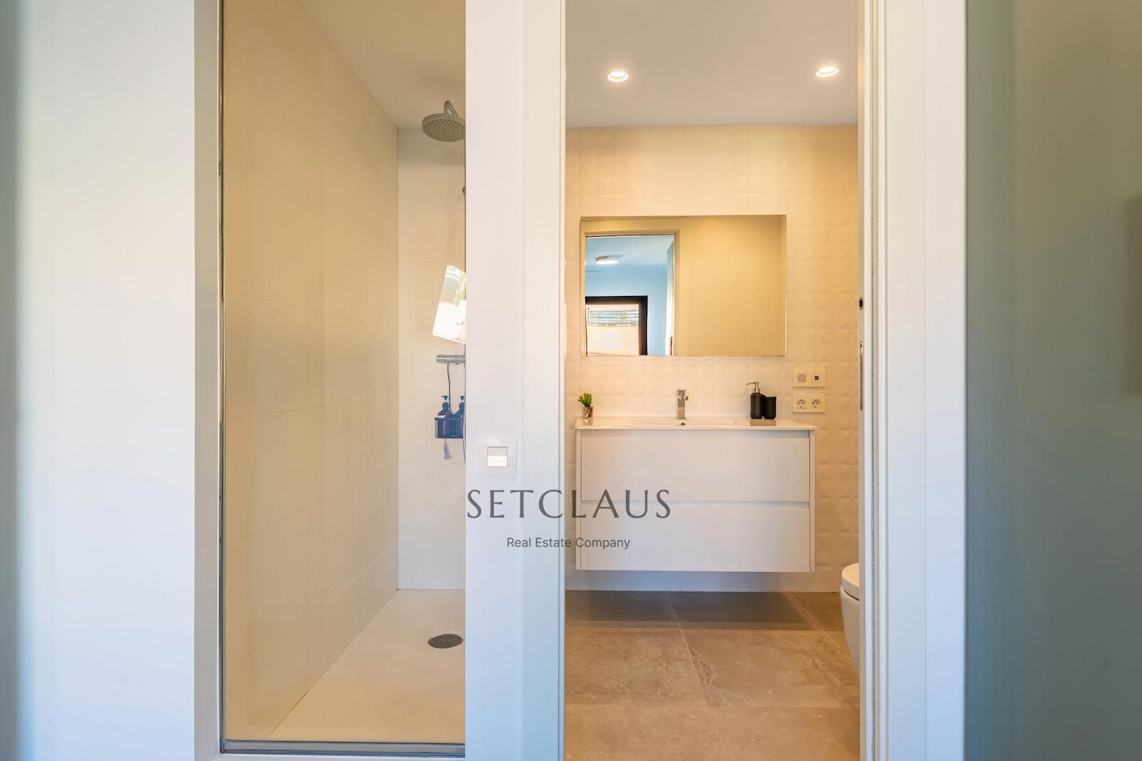 Comprar The jewel of El Masnou: terrace, light and pool in a privileged setting. foto 24