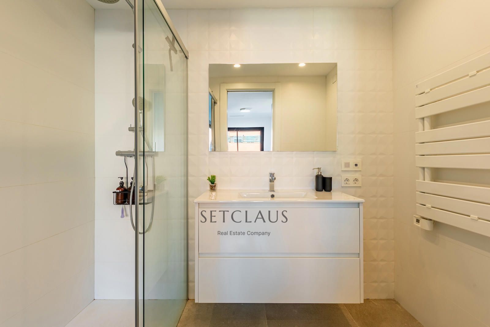 Comprar The jewel of El Masnou: terrace, light and pool in a privileged setting. foto 25