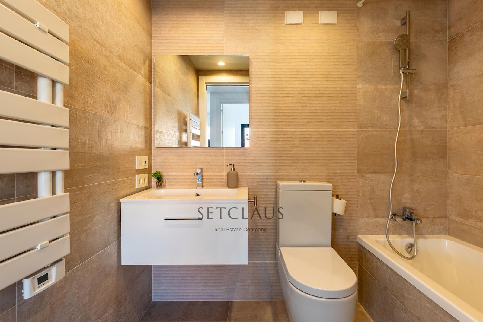 Comprar The jewel of El Masnou: terrace, light and pool in a privileged setting. foto 30