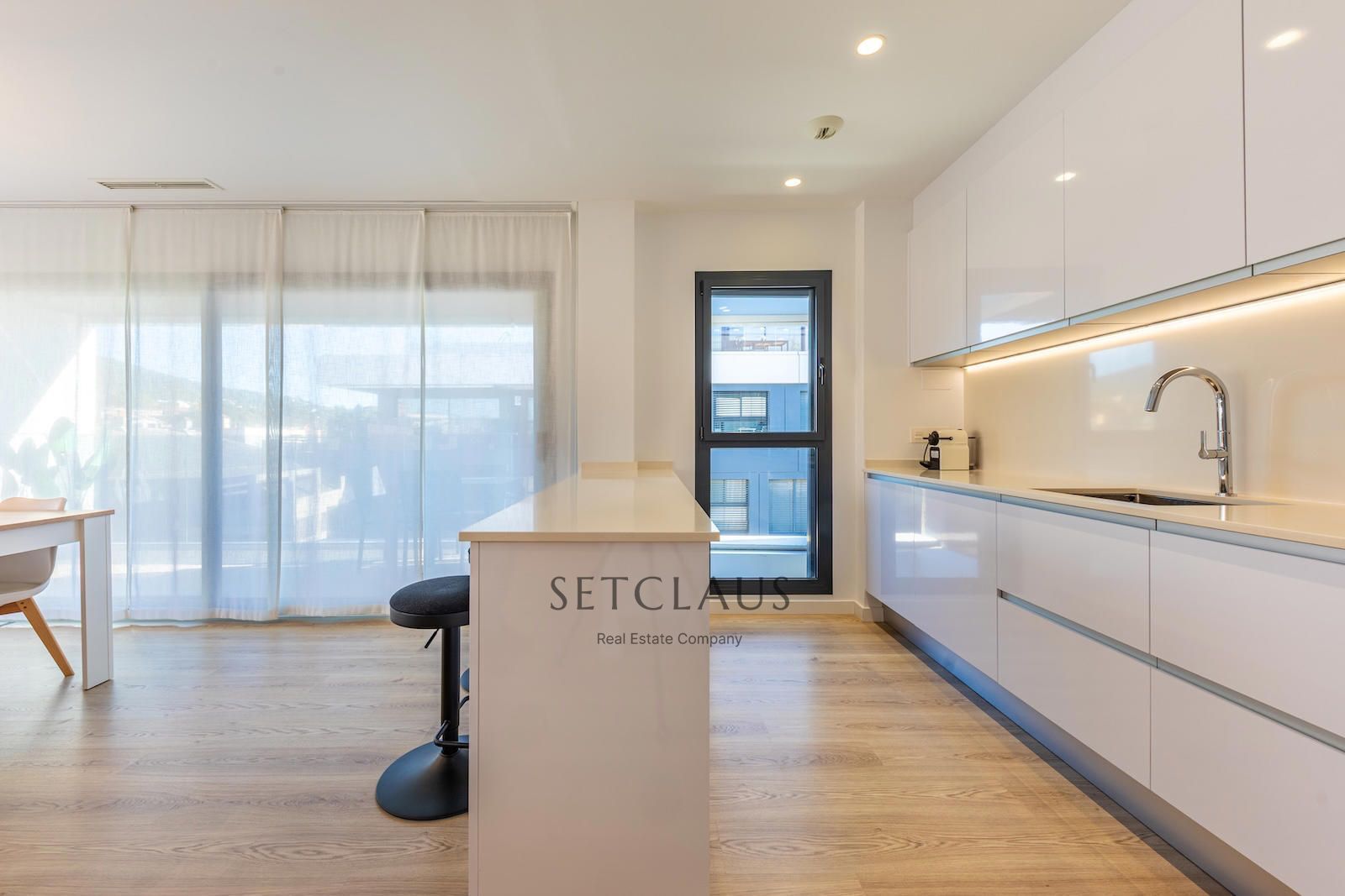 Comprar The jewel of El Masnou: terrace, light and pool in a privileged setting. foto 16