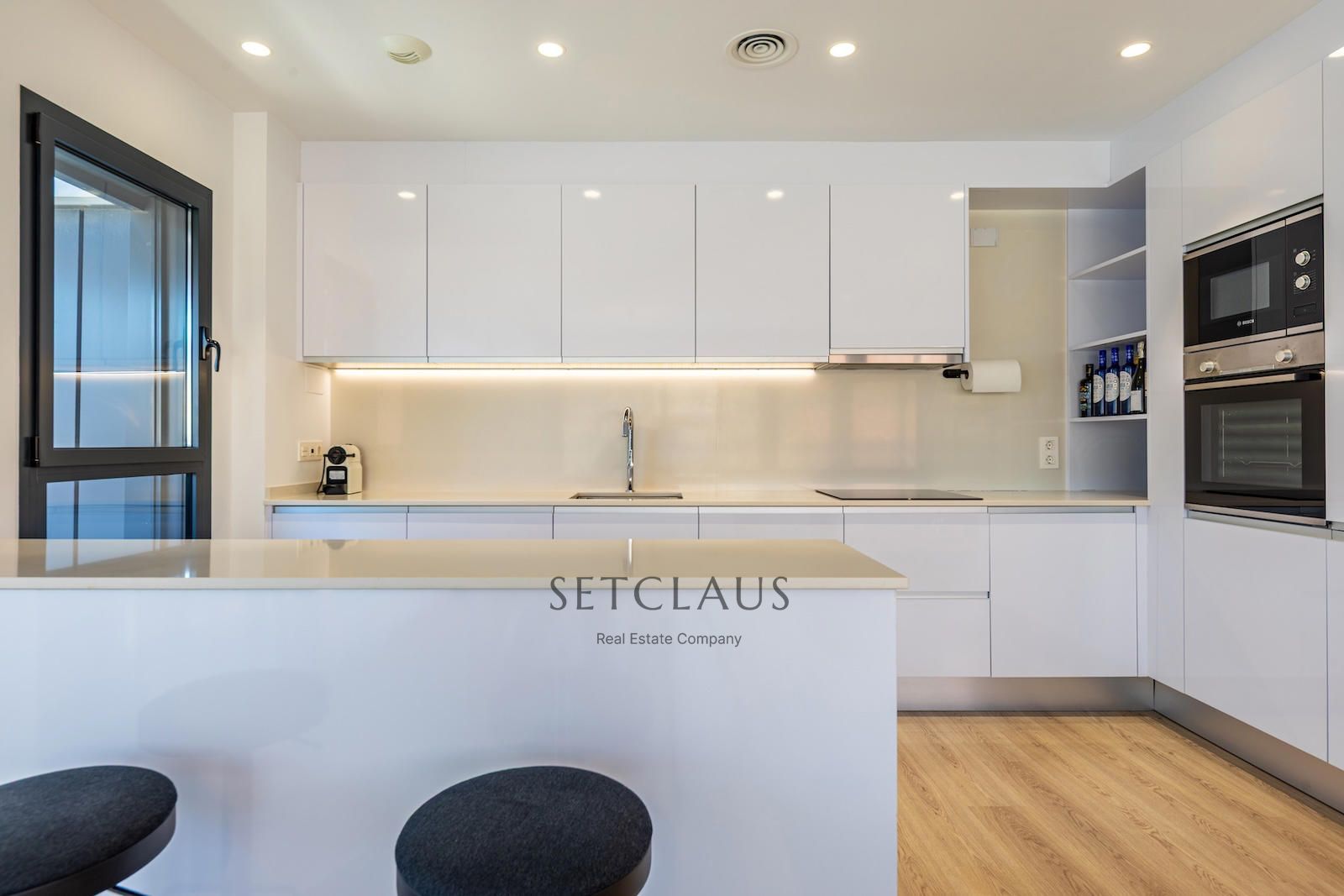 Comprar The jewel of El Masnou: terrace, light and pool in a privileged setting. foto 3