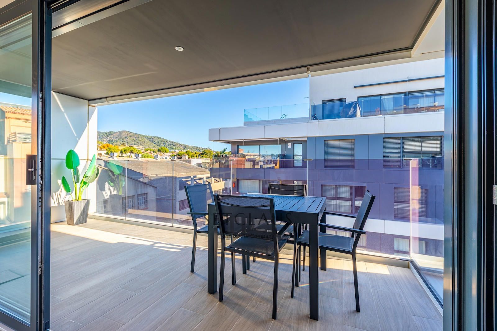 Comprar The jewel of El Masnou: terrace, light and pool in a privileged setting. foto 2