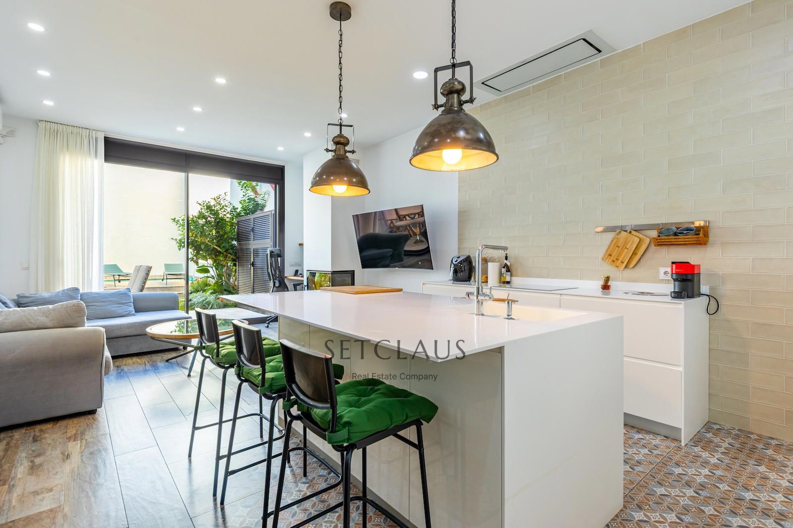 Inmueble Casa adosada de pueblo rehabilitada en 2018 con piscina salada en el centro de Mataró foto 13