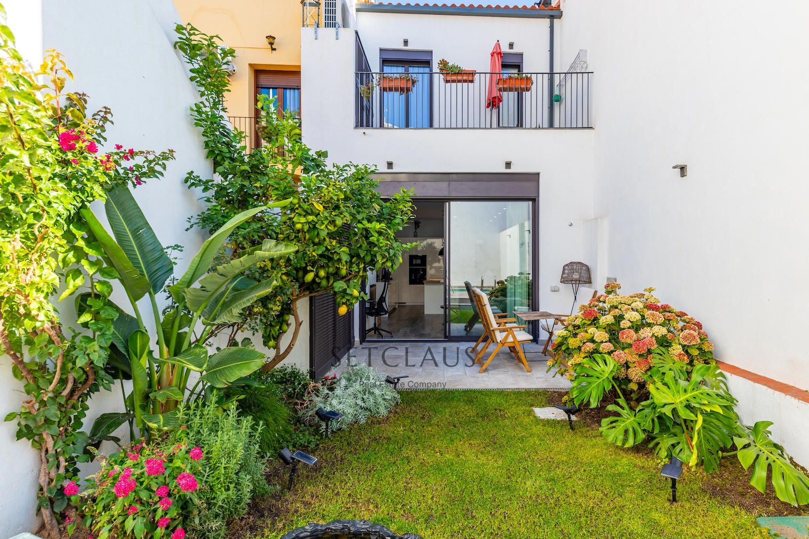 Inmueble Casa adosada de pueblo rehabilitada en 2018 con piscina salada en el centro de Mataró foto 1