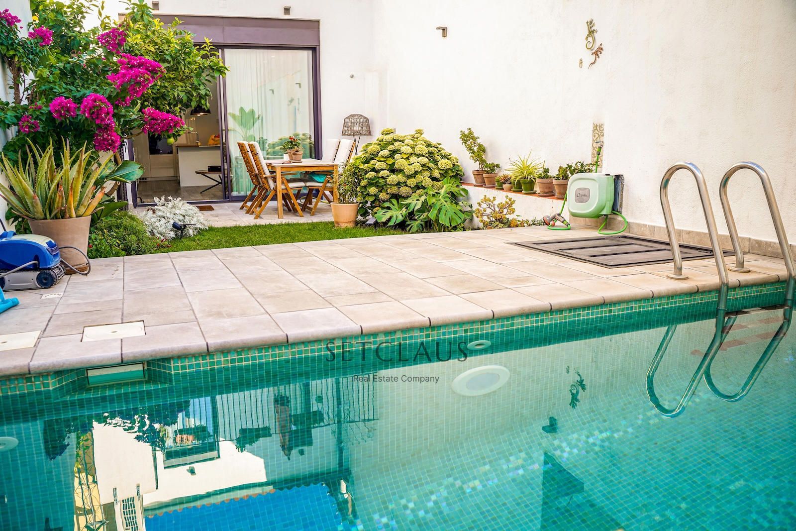 Inmueble Casa adosada de pueblo rehabilitada en 2018 con piscina salada en el centro de Mataró foto 2