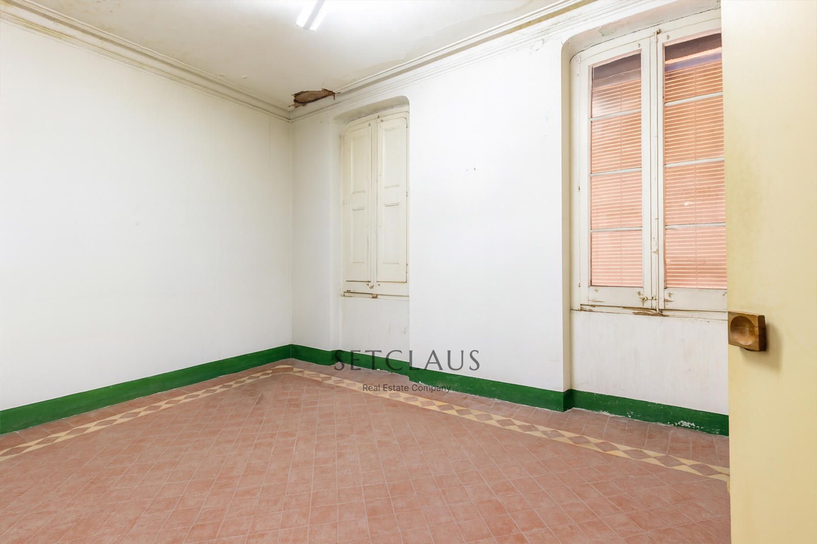 Comprar Casa de pueblo a reformar, con terraza, patio y buhardilla en el centro de El Masnou foto 13