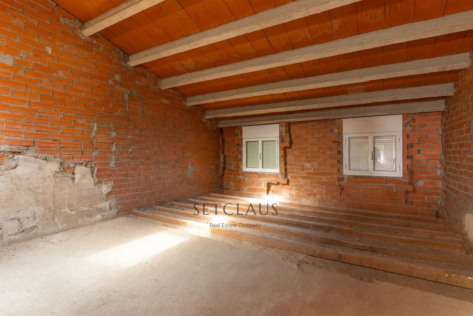 Comprar Casa de pueblo a reformar, con terraza, patio y buhardilla en el centro de El Masnou foto 2