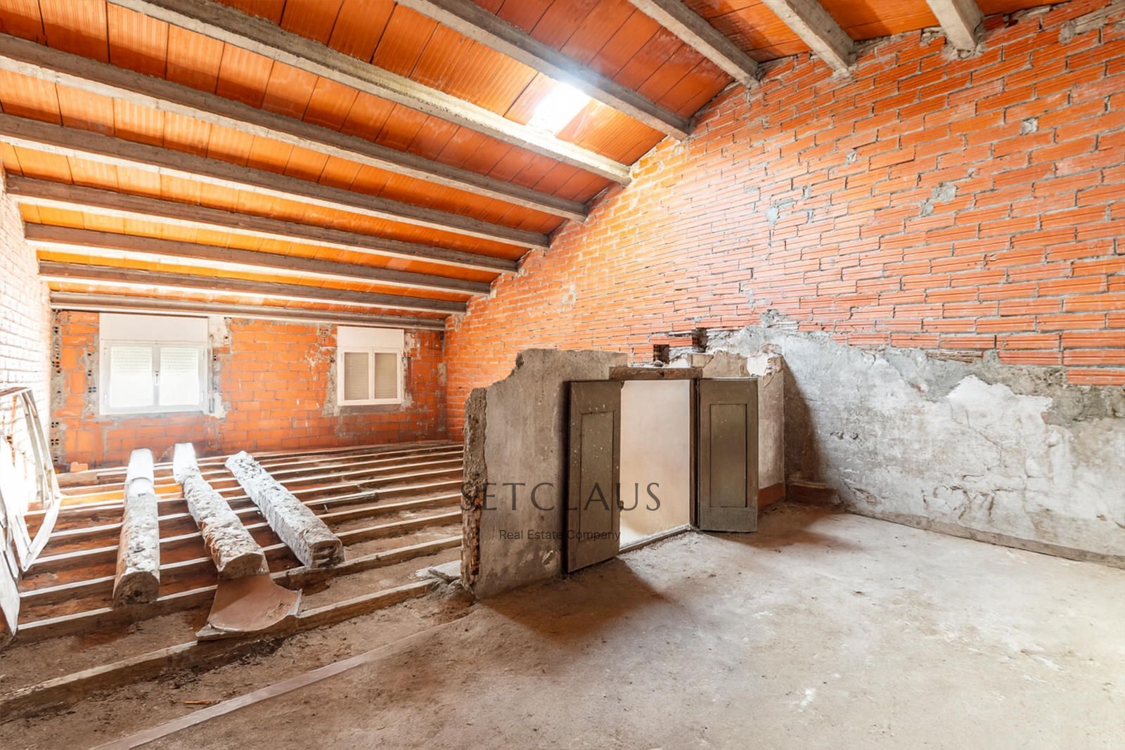 Comprar Casa de pueblo a reformar, con terraza, patio y buhardilla en el centro de El Masnou foto 30