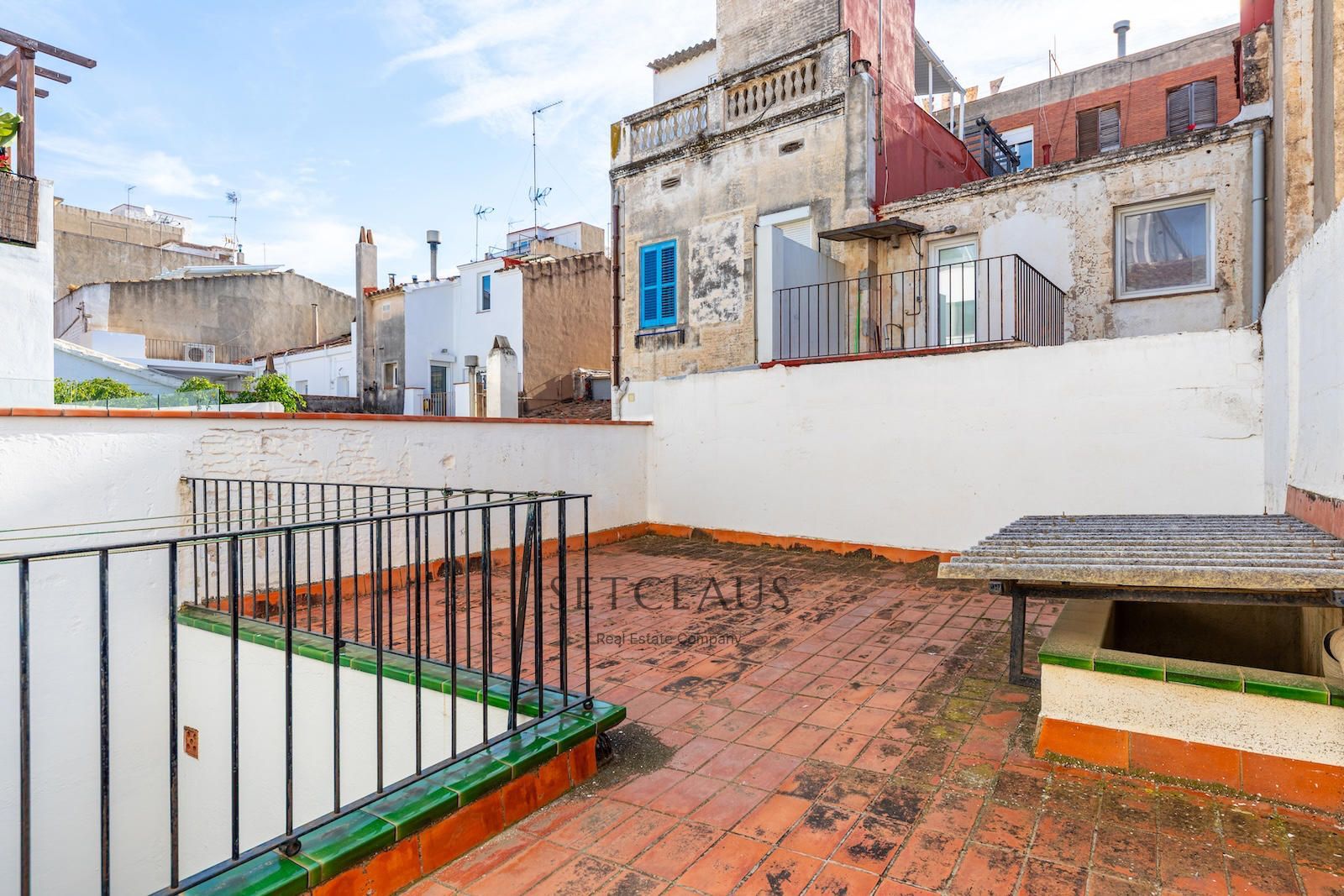 Comprar Casa de pueblo a reformar, con terraza, patio y buhardilla en el centro de El Masnou foto 6