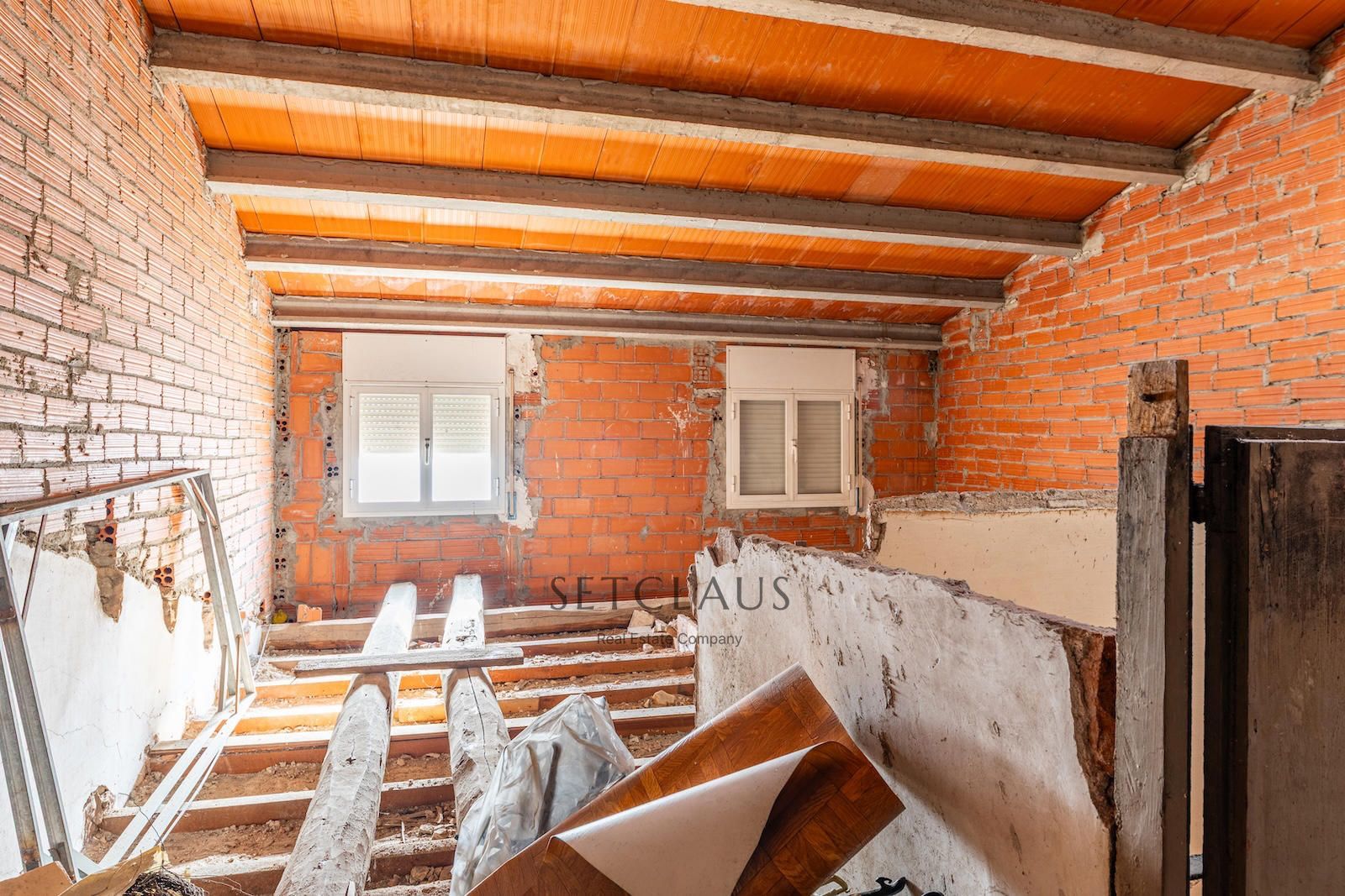 Comprar Casa de pueblo a reformar, con terraza, patio y buhardilla en el centro de El Masnou foto 15