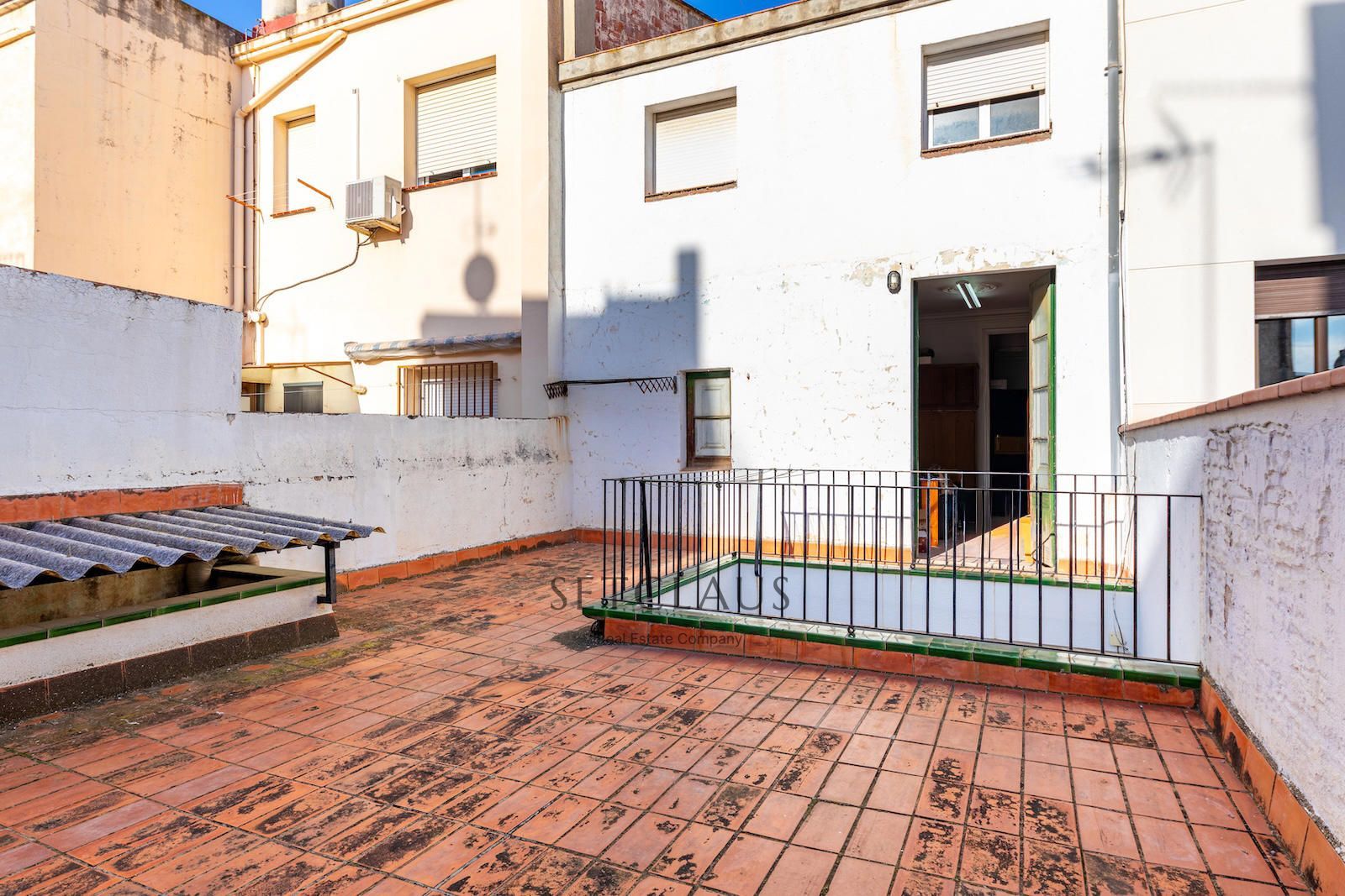 Comprar Casa de pueblo a reformar, con terraza, patio y buhardilla en el centro de El Masnou foto 7
