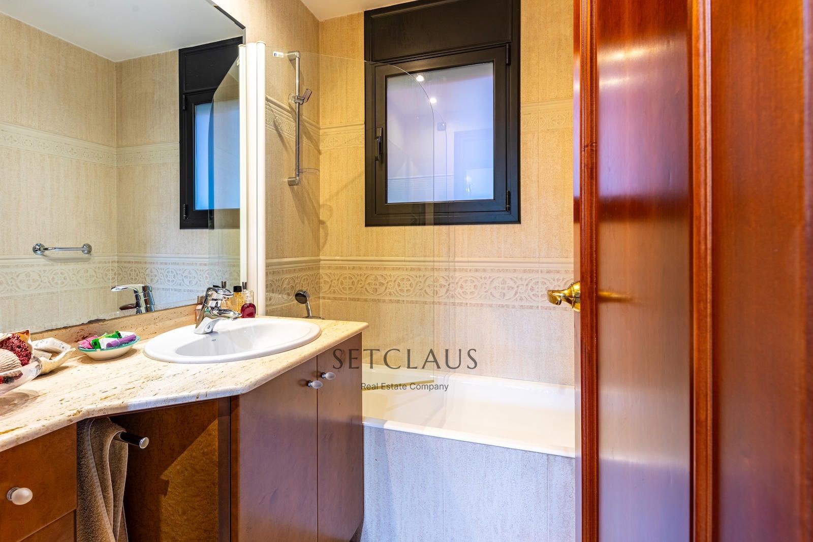 Inmueble VALLROMANES. Central location, with plenty of natural light and panoramic views foto 36