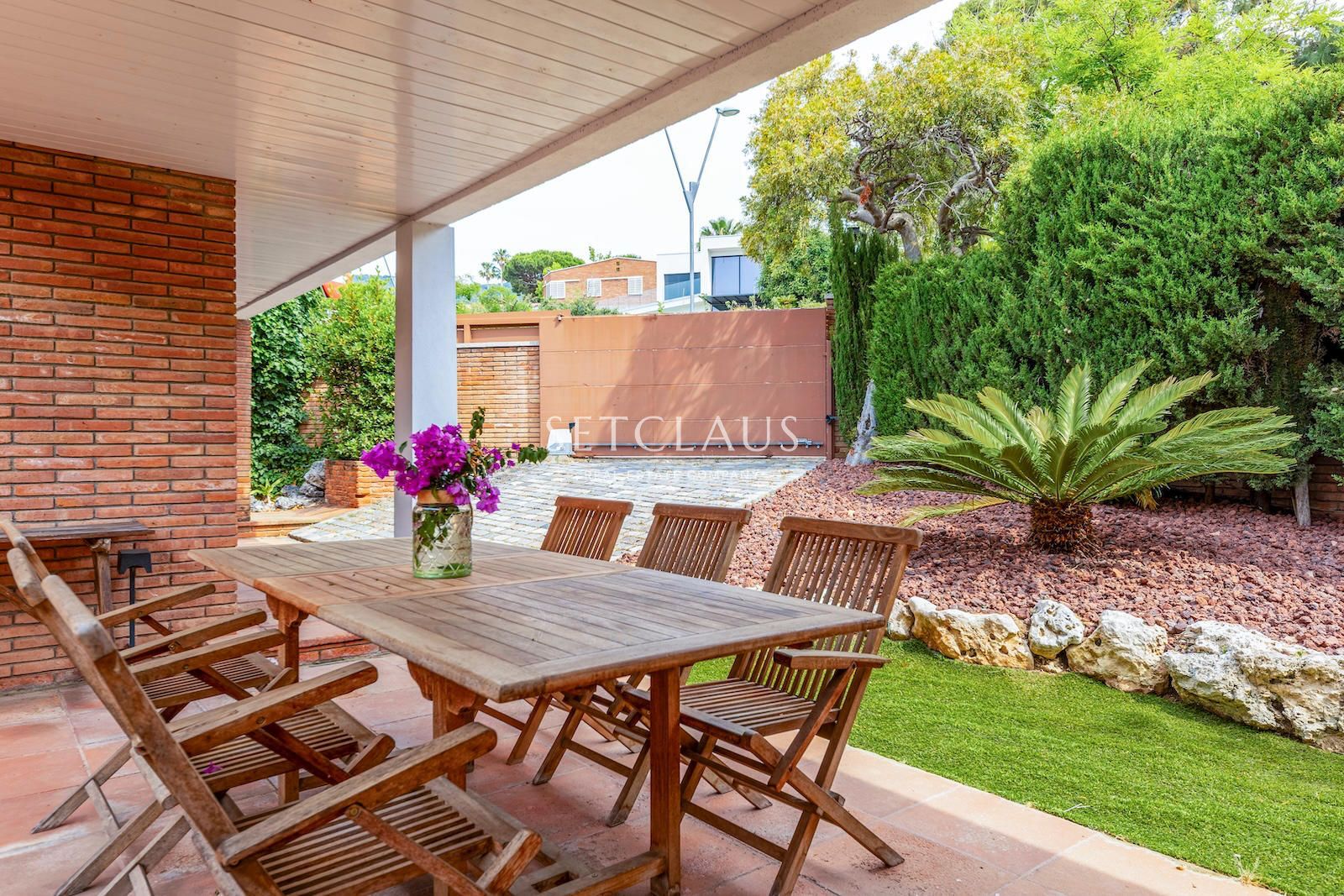 Inmueble Casa a peu de carrer amb jardí i sales polivalents a Premià de Dalt foto 7