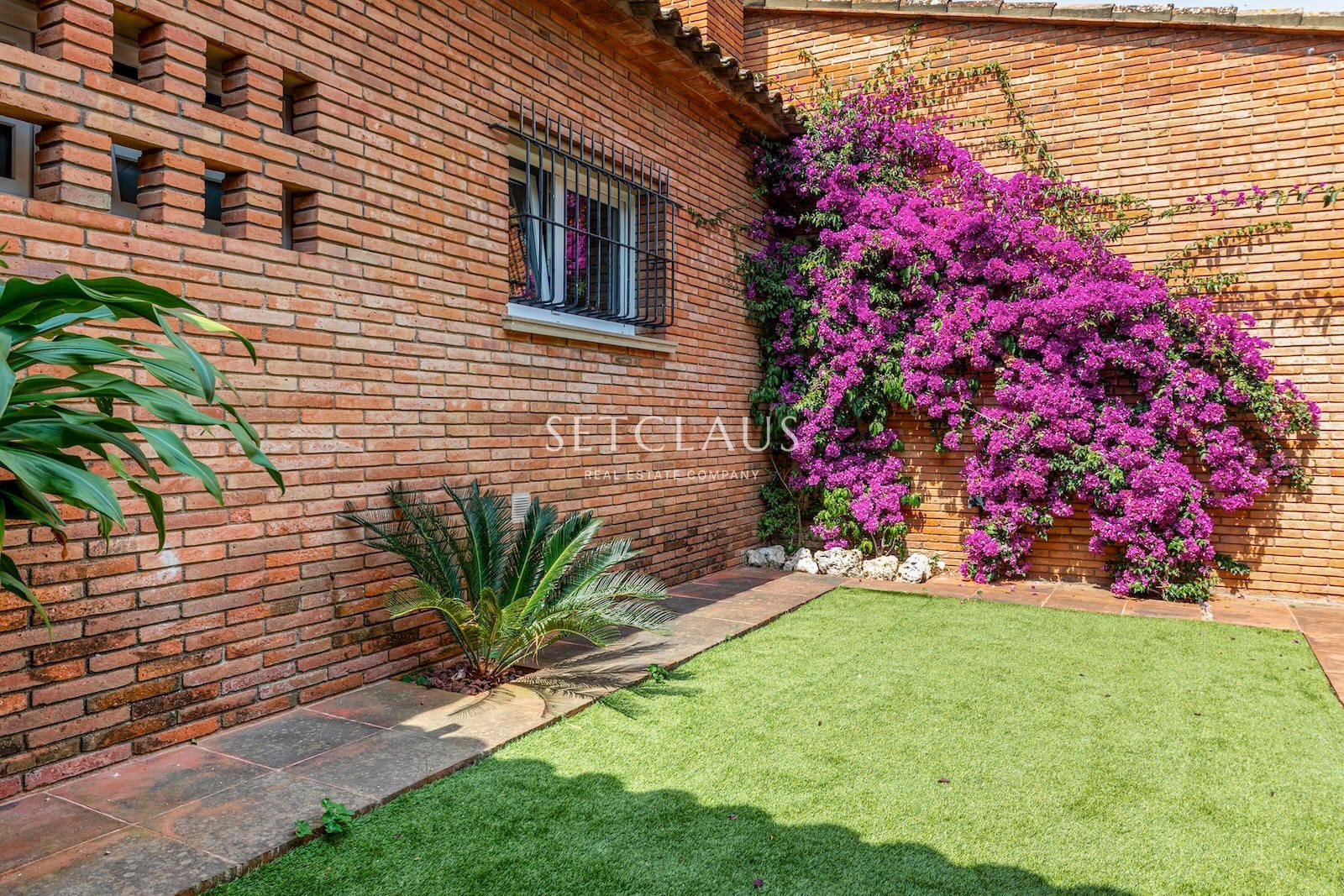 Inmueble Casa a peu de carrer amb jardí i sales polivalents a Premià de Dalt foto 5