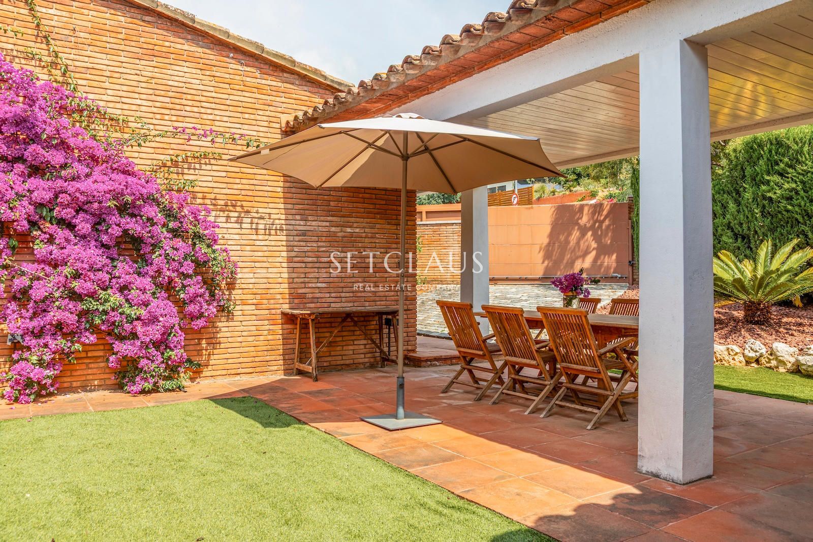 Inmueble Casa a peu de carrer amb jardí i sales polivalents a Premià de Dalt foto 6
