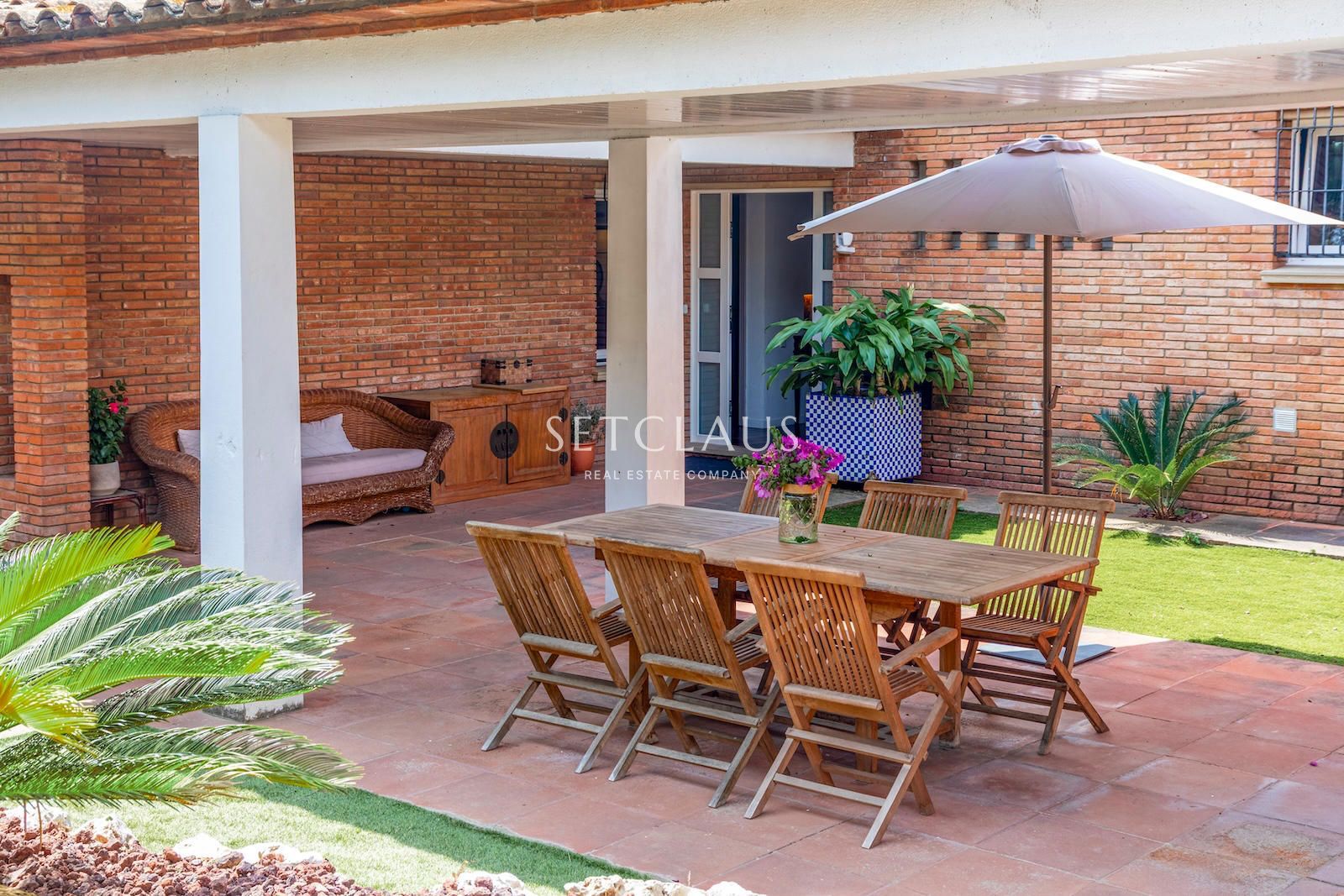 Inmueble Casa a peu de carrer amb jardí i sales polivalents a Premià de Dalt foto 2