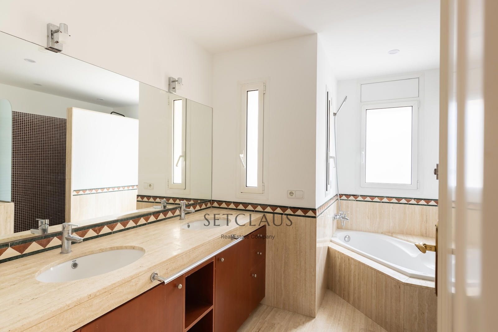 Comprar Chalet independiente con jardín de 325 m² y 5 habitaciones en Can Teixidó (Alella) foto 52