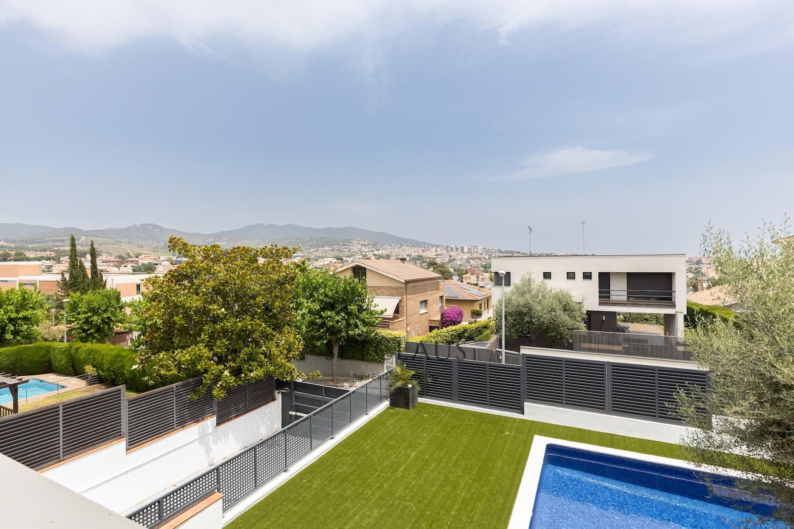 Comprar Chalet independiente con jardín de 325 m² y 5 habitaciones en Can Teixidó (Alella) foto 9