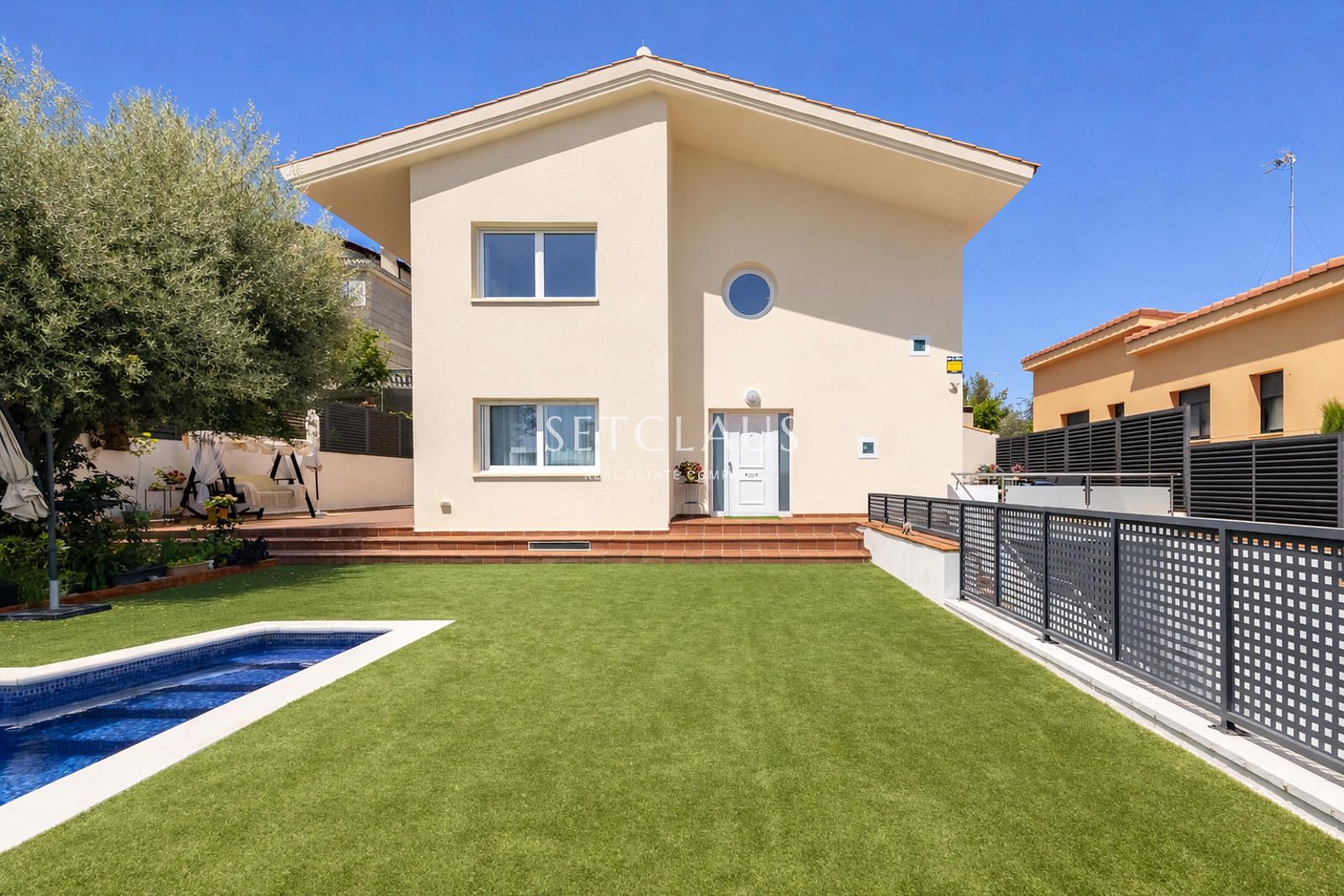 Comprar Chalet independiente con jardín de 325 m² y 5 habitaciones en Can Teixidó (Alella) foto 2